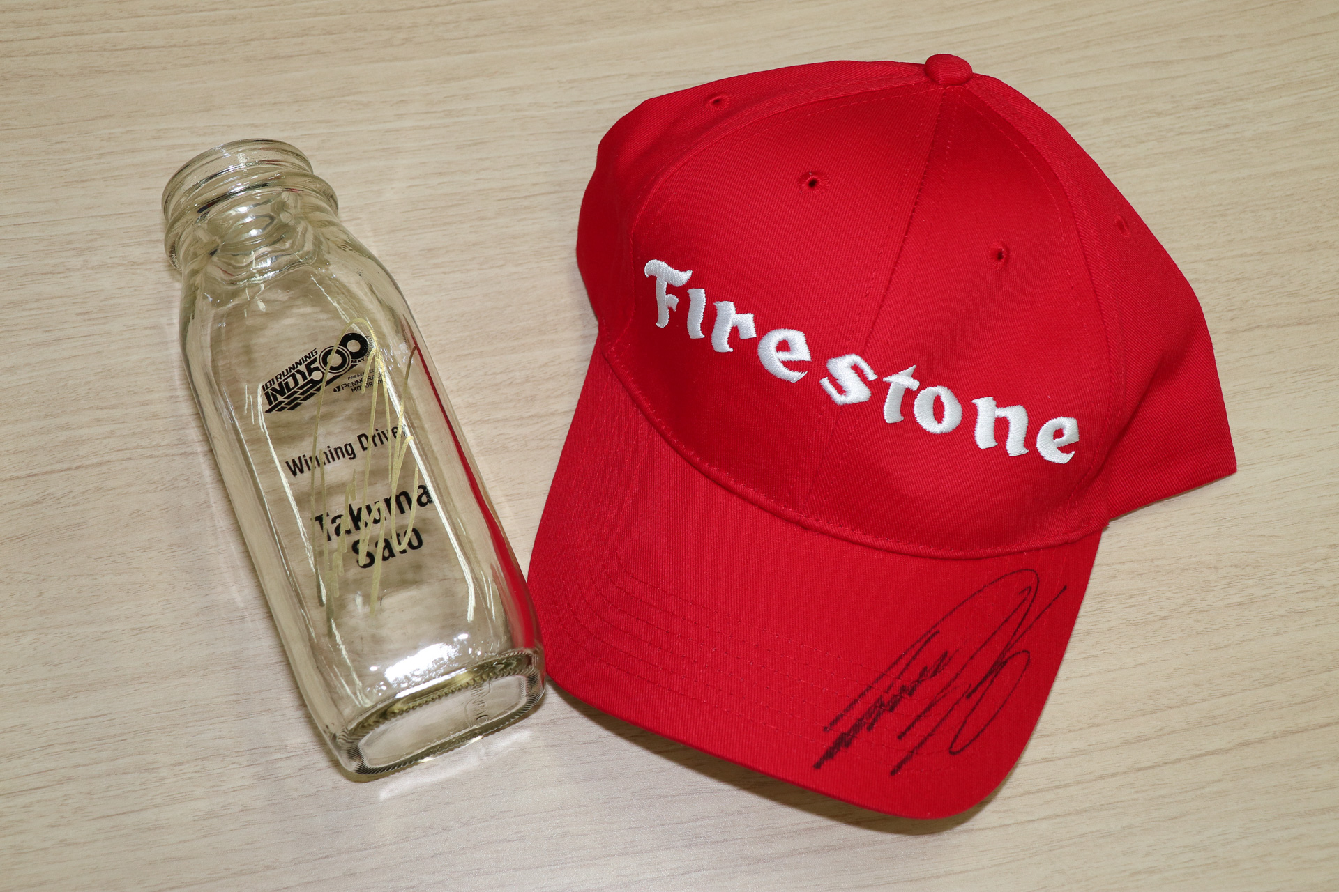 インディ500ウィナー佐藤琢磨選手の直筆サイン入りグッズをプレゼント インディ500で購入した Takuma Sato牛乳 瓶 と ブリヂストンからいただいた ファイアストンキャップ 3名様に 12月7日18時締め切り
