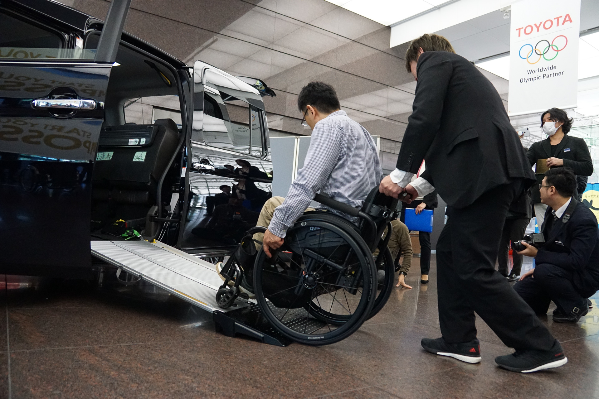 トヨタ、車いすの乗降性改善など「JPN TAXI」一部改良説明会。既販車も改善対策を実施 - Car Watch