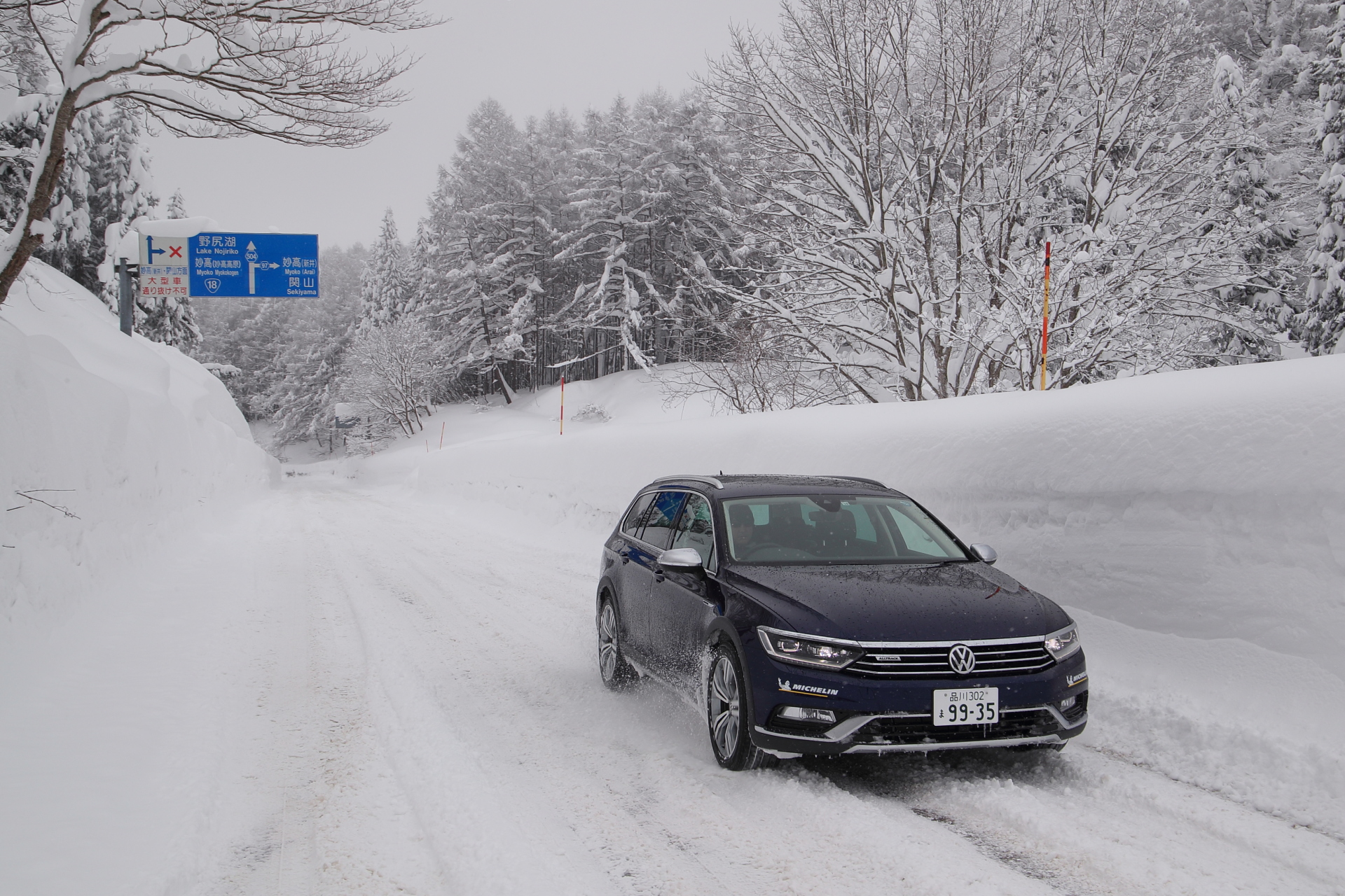 試乗インプレ 雪道で分かったフォルクスワーゲン パサート オールトラック ゴルフ R の4wdシステム 4motion の個性 一般道の圧雪路面 アスファルトと凍結路の混合路面で確認 Car Watch