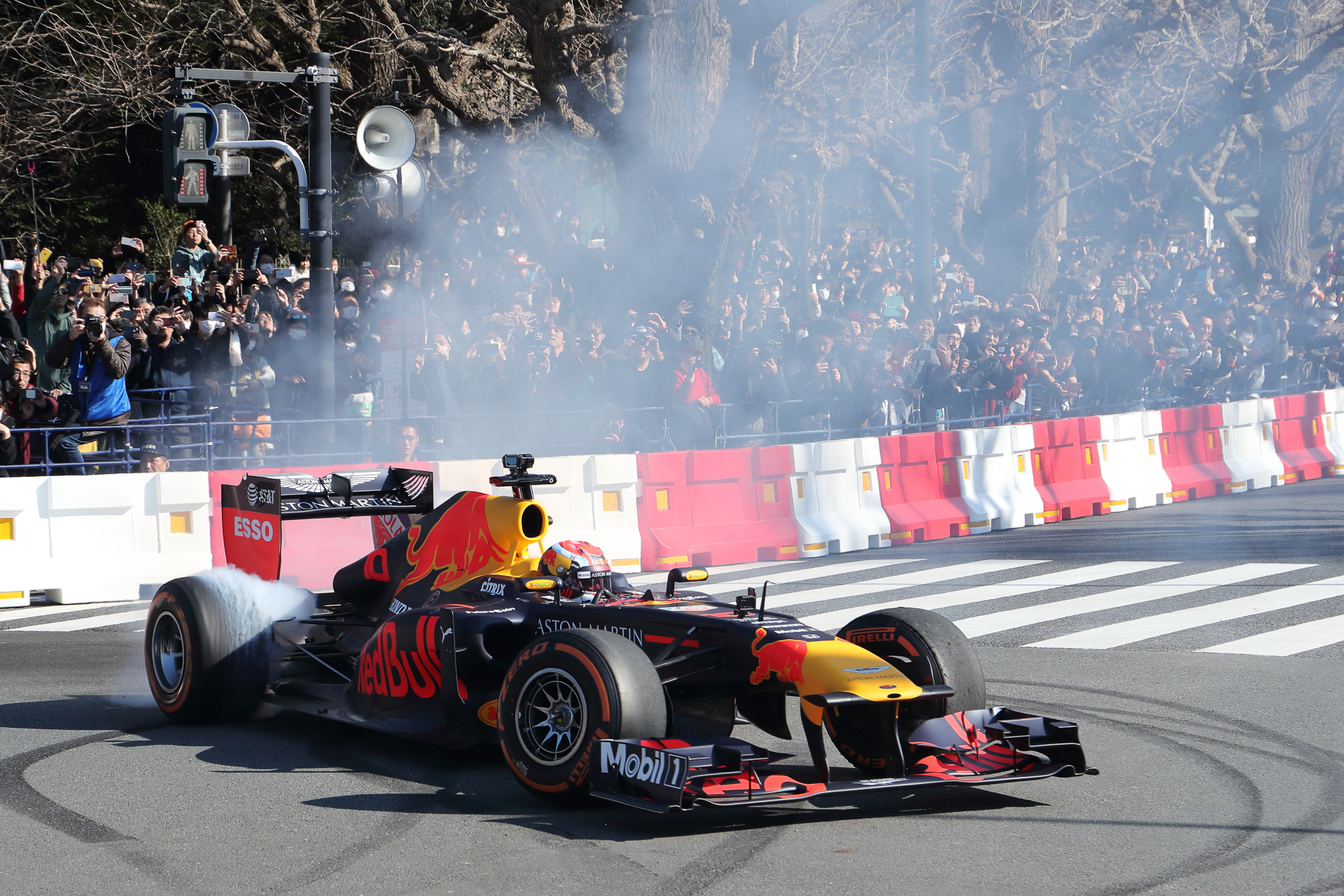 レッドブルのF1マシンが明治神宮外苑 いちょう並木でドーナツターン
