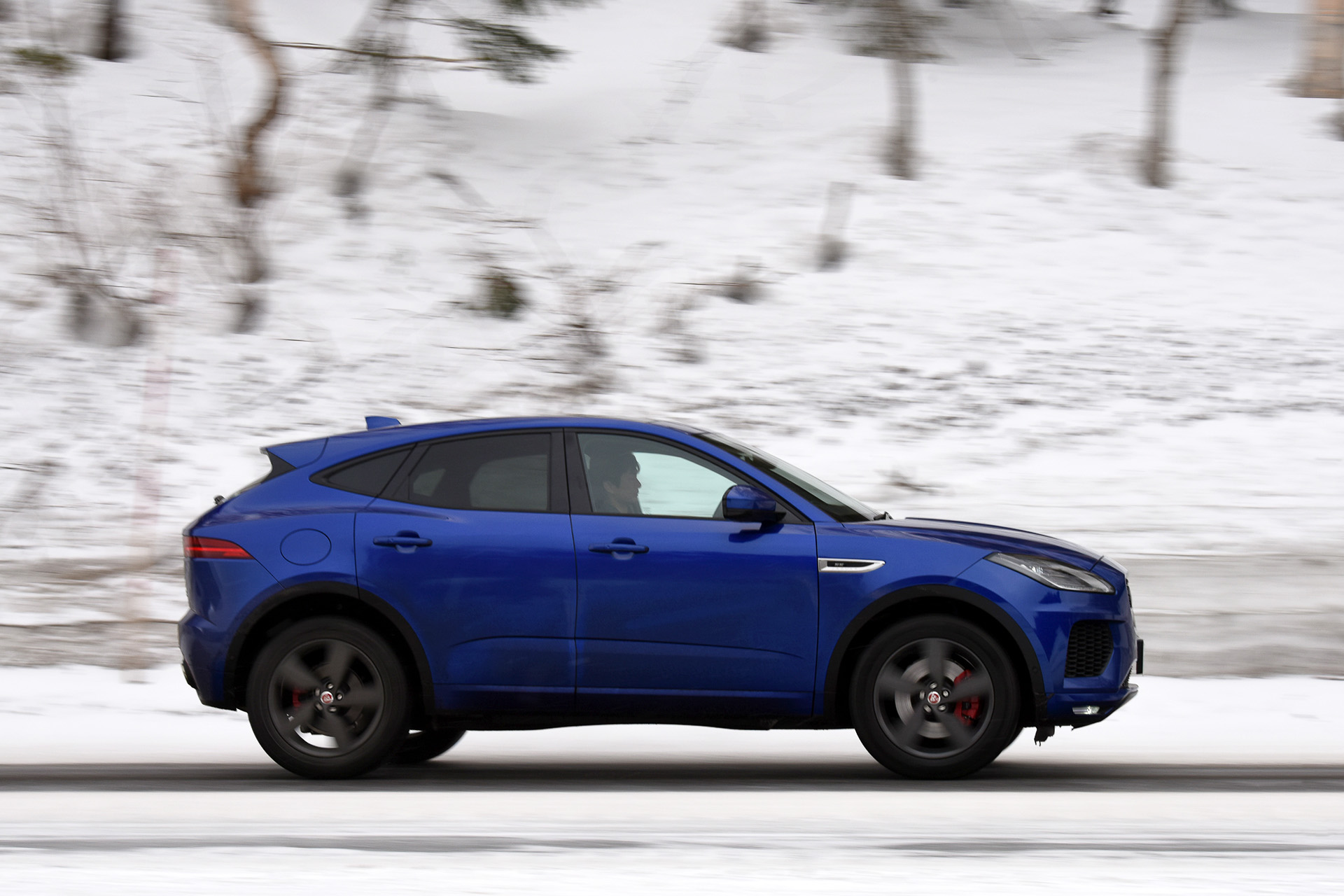 【試乗インプレ】ジャガー「E-PACE」とランドローバー「レンジローバー スポーツ」、異なる個性の雪上性能を体感 / 俊敏なハンドリングを楽しめるE- PACE、快適性が高まったレンジローバー スポーツ - Car Watch