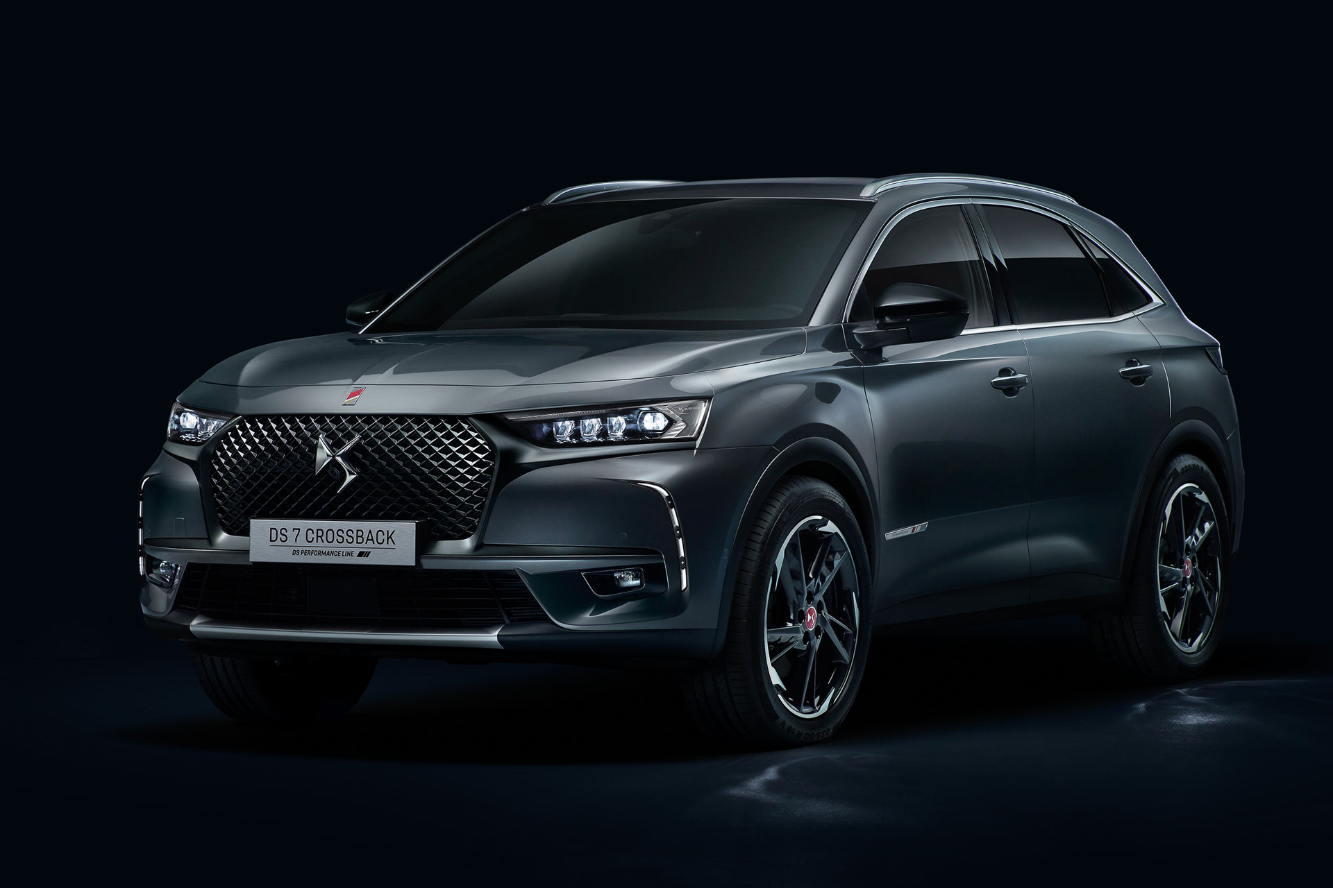 DS、「DS 7 クロスバック」にブラックを基調とした特別仕様車