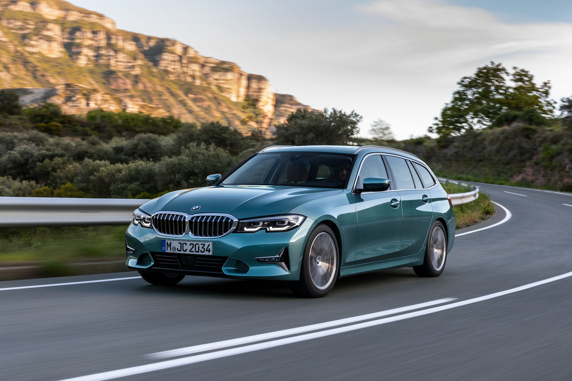 BMW、新型「3シリーズ ツーリング」発表。2020年にはPHV仕様がデビュー Car Watch