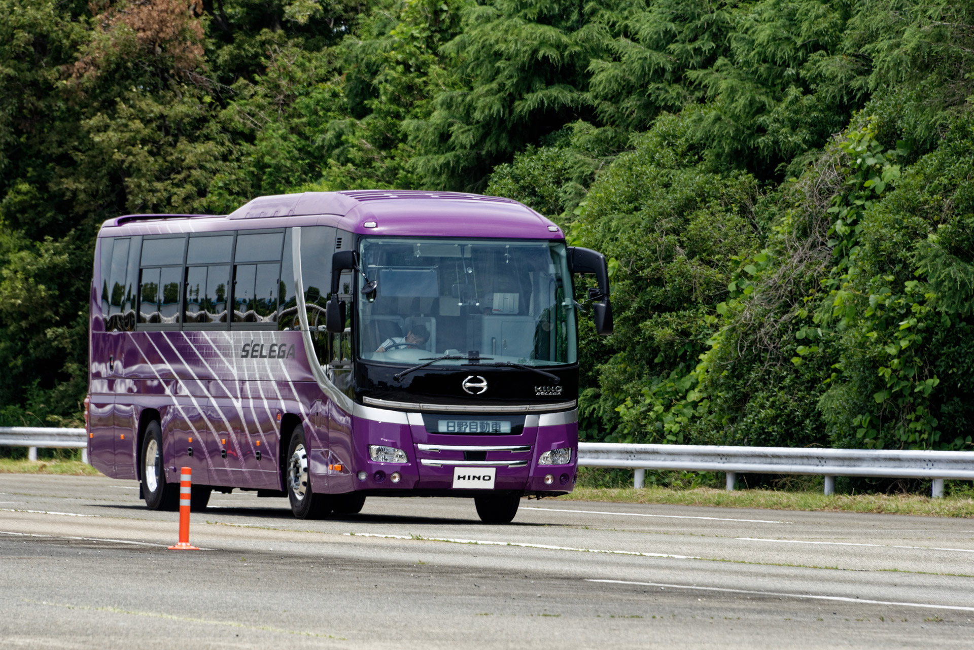 運転手が倒れたら自動停車。日野がバス・トラック向けの新安全技術を披露 - Car Watch