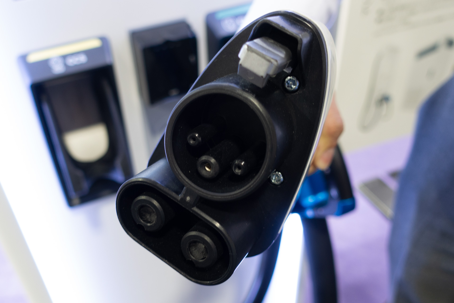 ABB、CHAdeMO 200AおよびCCS 500A両対応の超急速充電器「Terra HP