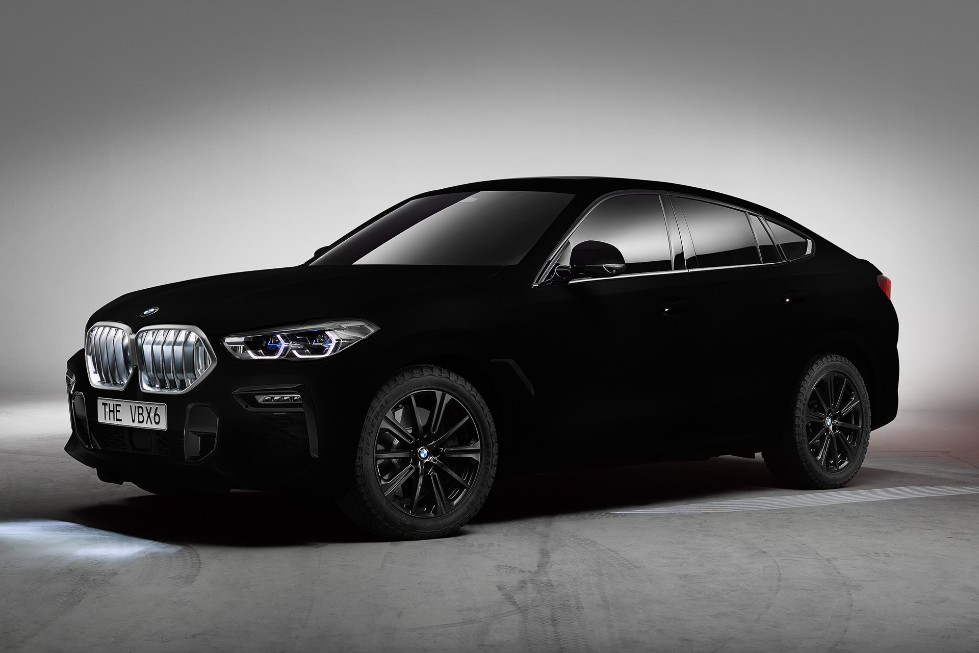 独bmw 世界で最も黒い黒 の新型 X6 をフランクフルトショー 19で世界初公開 Car Watch