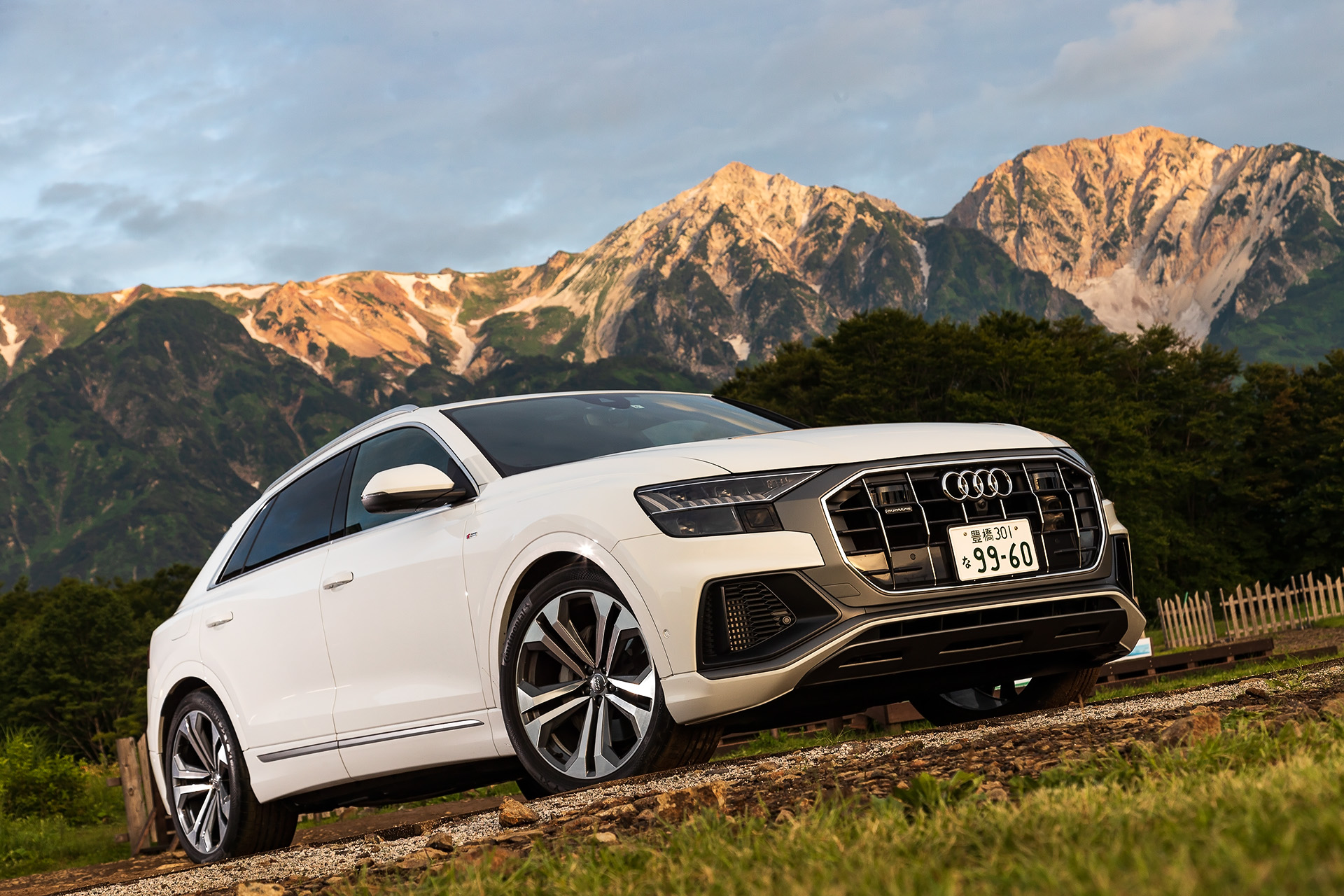 試乗インプレ 見た目 機能 走りの3拍子を備えたアウディの新suvフラグシップ Q8 クーペのようなルーフライン 22インチの大径ホイールなどでダイナミズムを表現 Car Watch