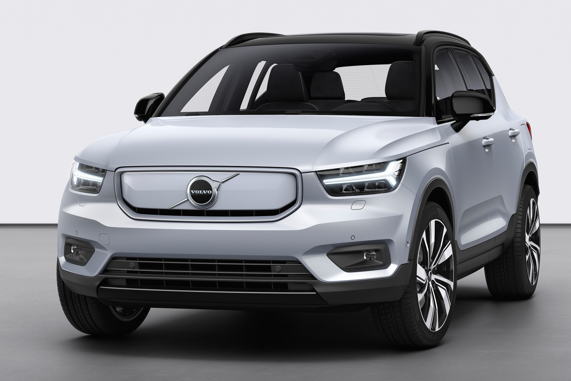 ボルボ、ブランド初の新型EV「XC40 リチャージ」公開。2025年世界販売