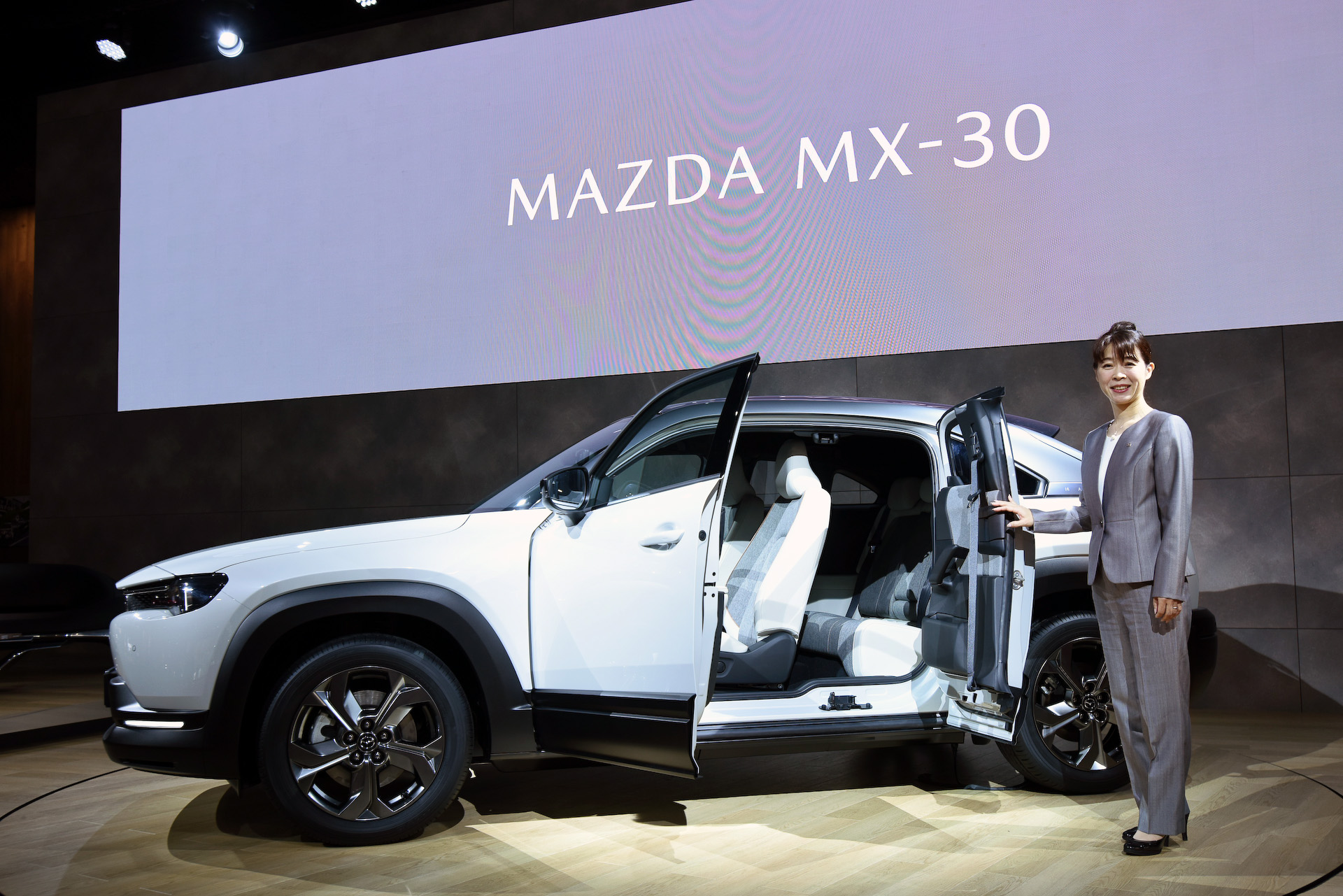 東京モーターショー 2019】マツダ初の量産EV「MX-30」の開発主査、竹内