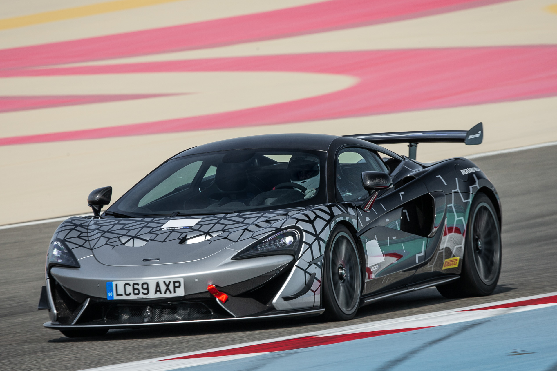 英マクラーレン、GT4マシンの公道走行仕様「620R」。限定生産350台