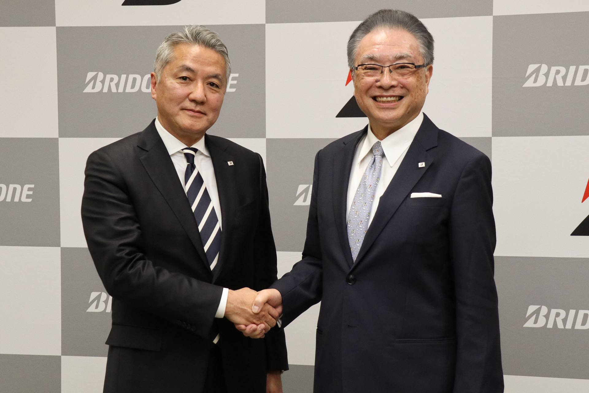 ブリヂストン トップ交代へ 次期ceoと現ceoが記者会見 Car Watch