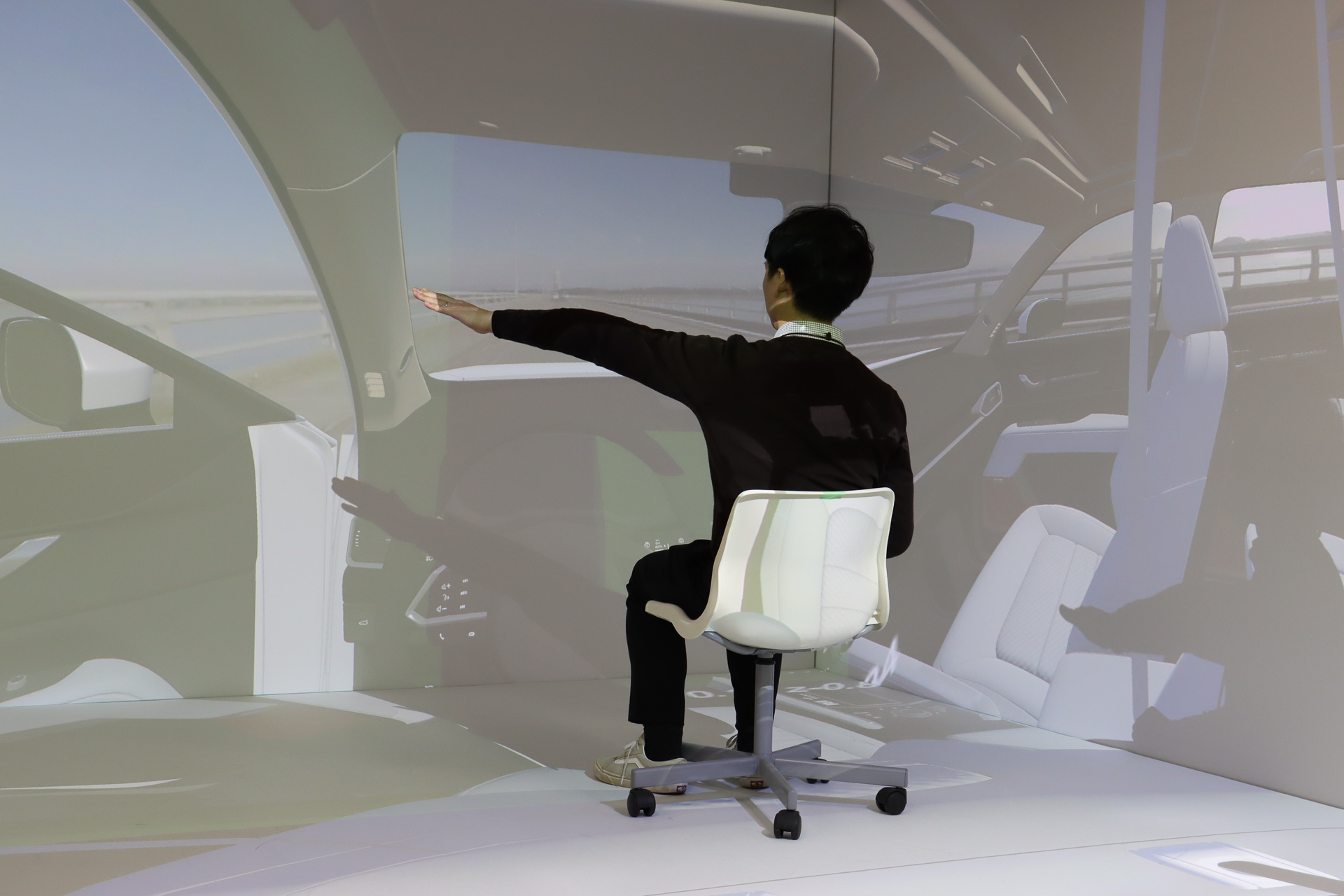 パナソニック、車内製品の開発を効率化するVRシミュレータの技術デモ