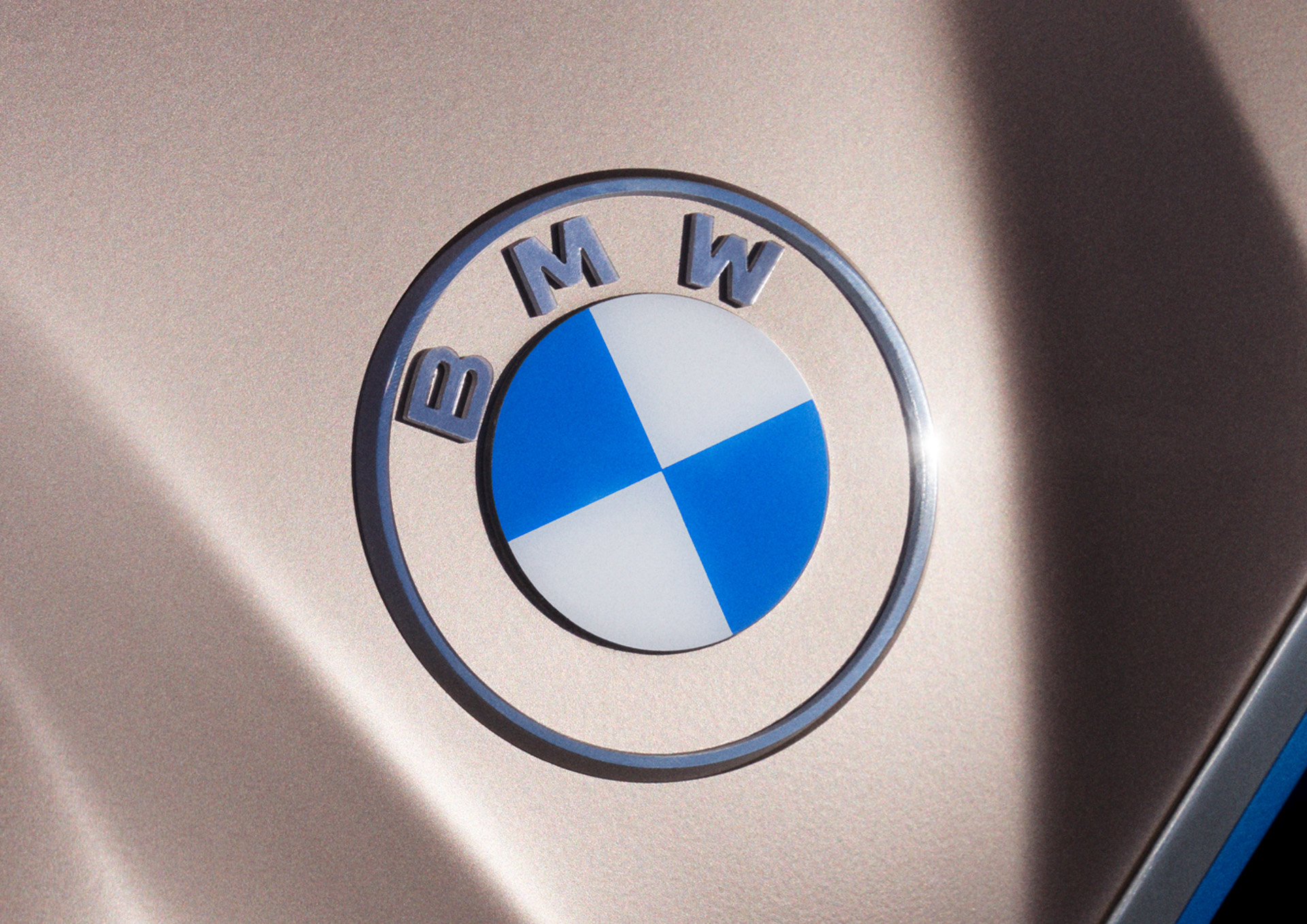 Bmw ブランドロゴ変更 2次元で透明な新ロゴデザイン採用 Car Watch
