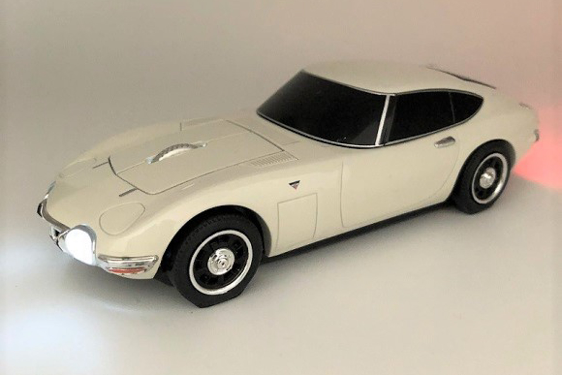 ヘッドライトとテールランプが光る「トヨタ 2000GT 無線式マウス