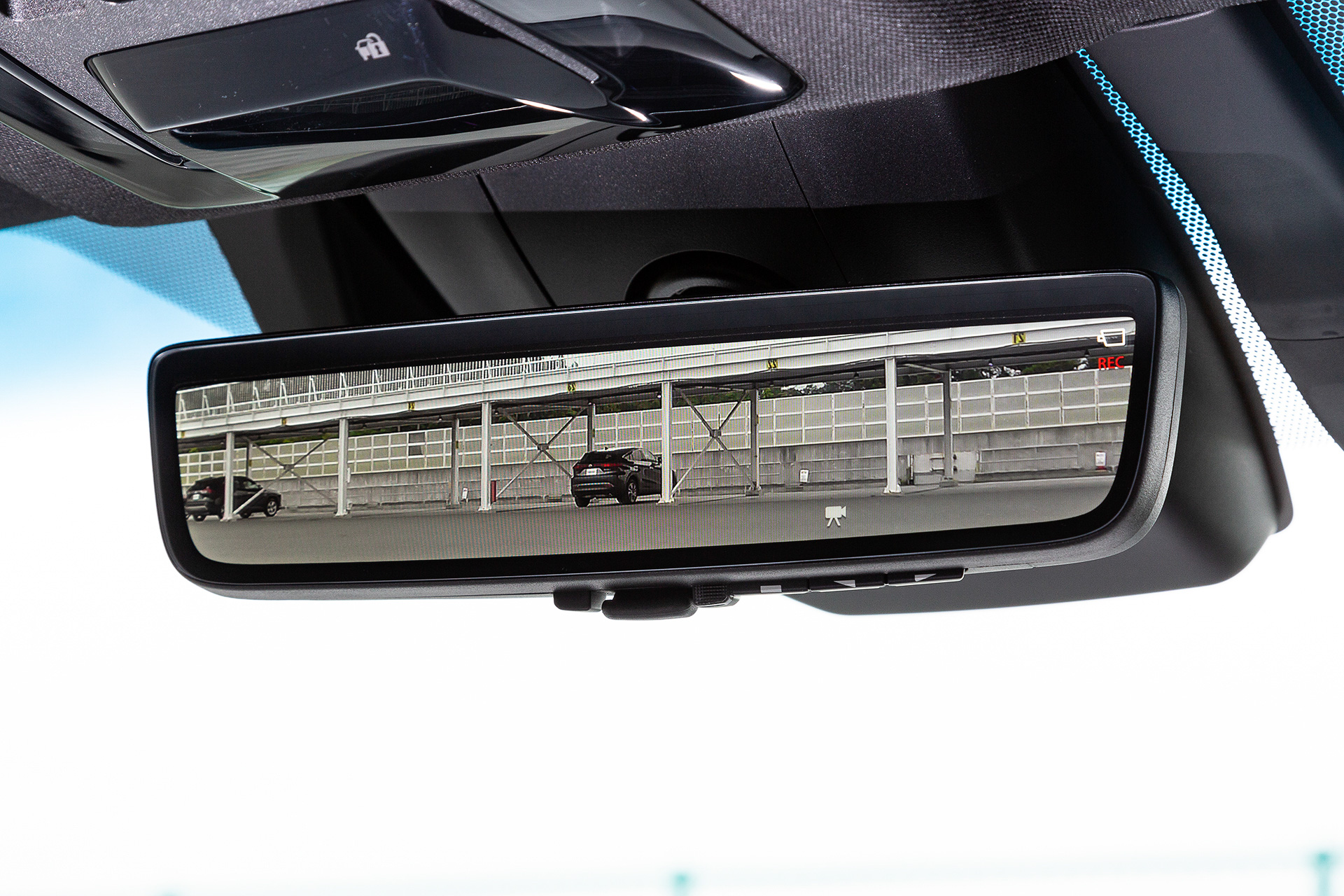 トヨタ新型「ハリアー」採用の前後方向映像を録画できる「デジタル 