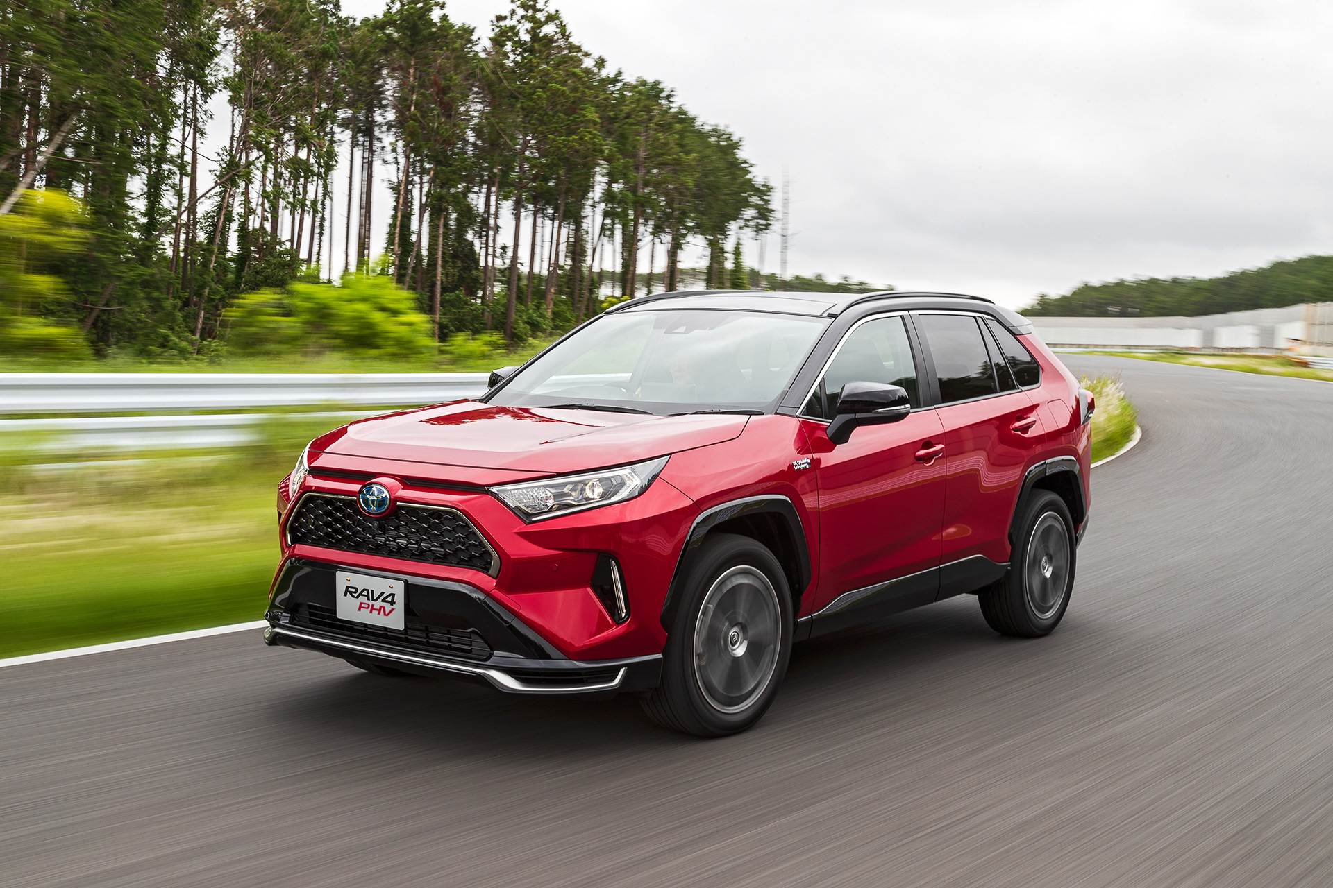 試乗インプレ】トヨタの新型「RAV4 PHV」は環境性能だけじゃない、スポーティなドライビングも楽しめる / 重いPHVがフットワークよく走り、コーナーも楽しいクルマ  - Car Watch