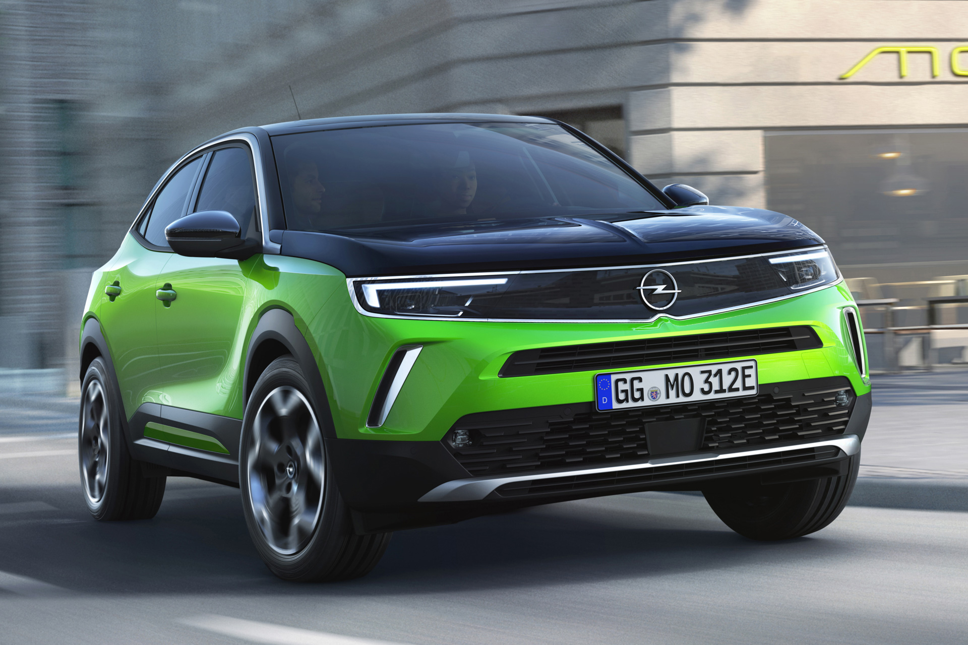 オペル、新型EV「モッカ」初公開。航続距離322kmを実現するクロス
