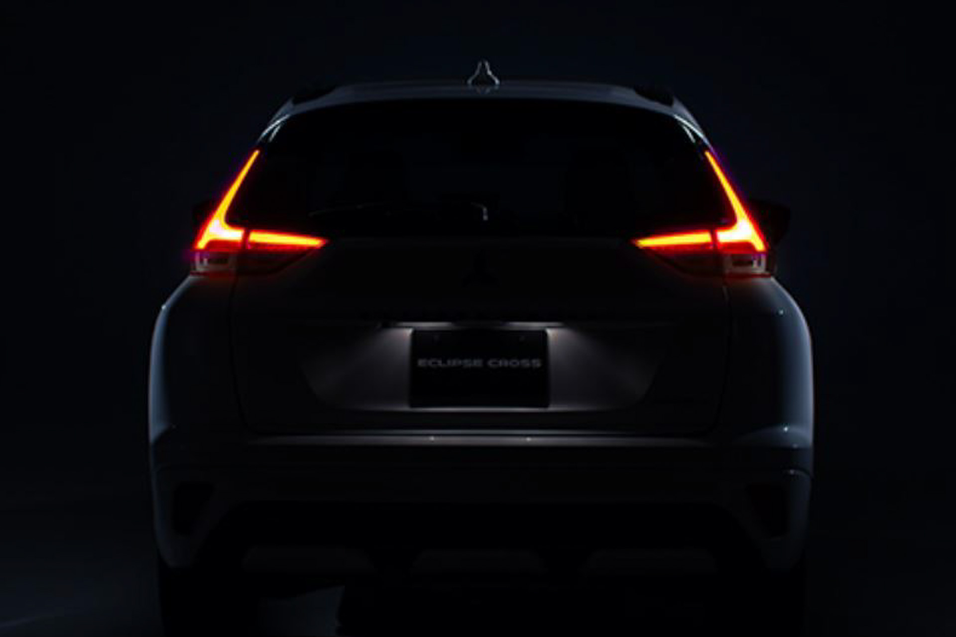 三菱自動車、新型「エクリプス クロス」のリアデザイン一部公開 - Car