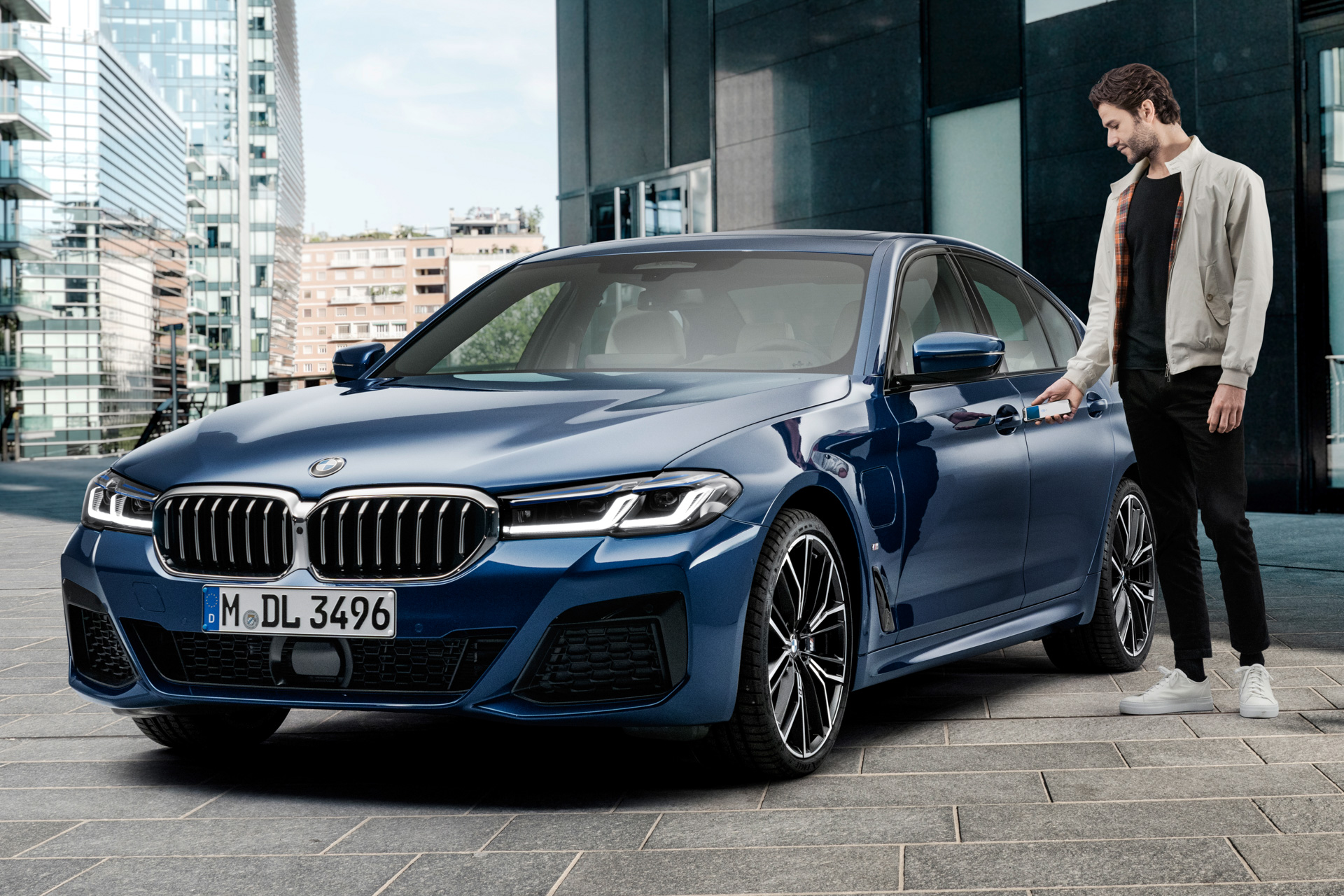 BMW、新型「5シリーズ」発売 ハンズ・オフできる渋滞運転支援機能を全車標準装備 Car Watch
