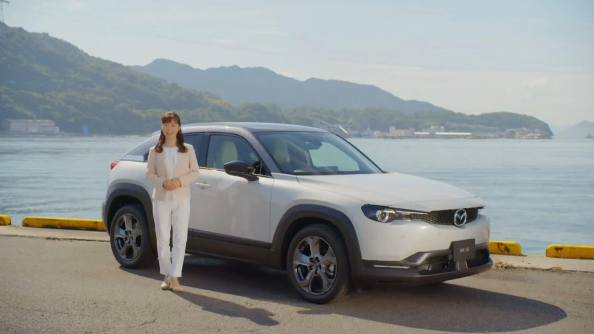 マツダ、“自然体”を目指した新型コンパクトSUV「MX-30」オンライン発表