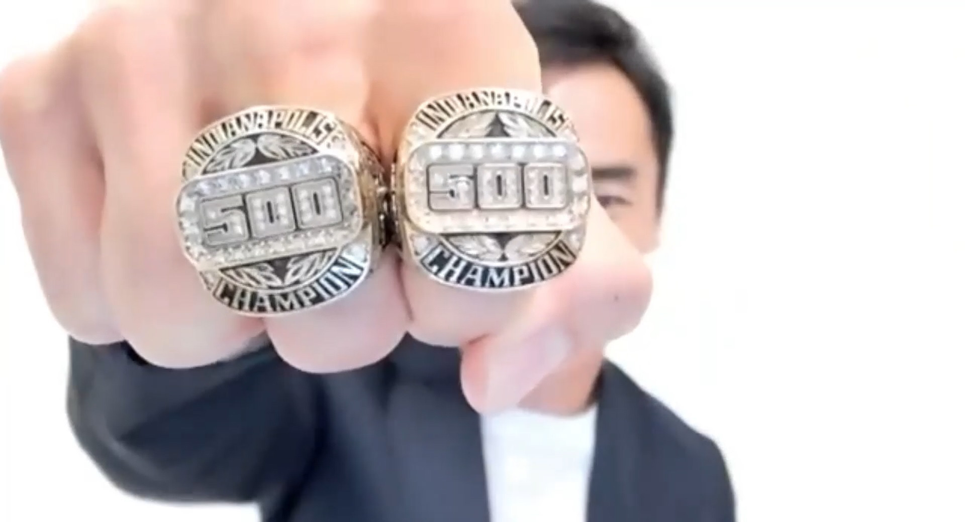 インディ500優勝の佐藤琢磨選手が2つのチャンピオンリングを披露 FWD