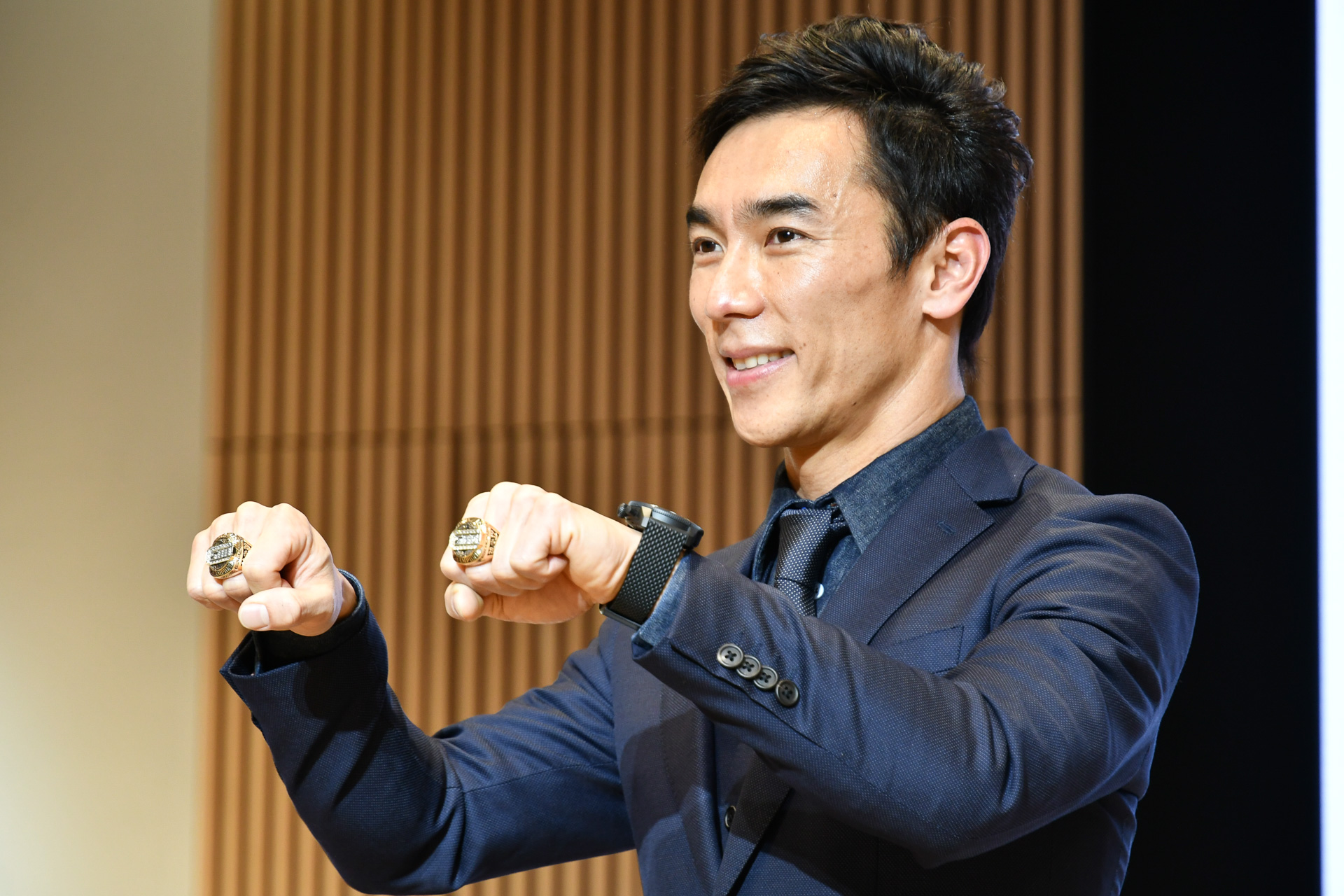 佐藤琢磨仕様　レザー ステアリング 佐藤琢磨選手、2度目のインディ500制覇をホンダ本社で凱旋報告 八郷