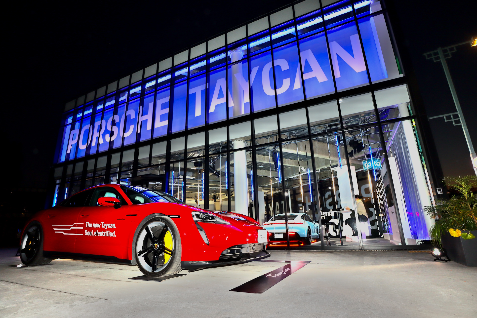 ポルシェ、東京 原宿にEVスポーツカー「タイカン」のポップアップ