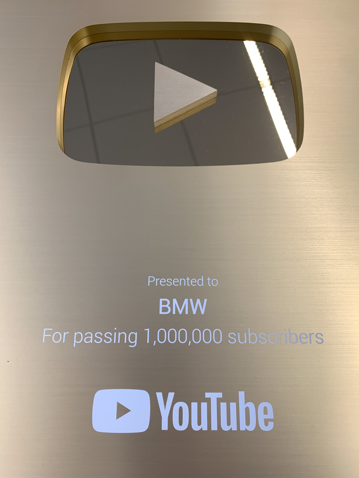 BMW、公式YouTubeチャンネルが「金の盾」獲得 チャンネル登録者100万人 ...