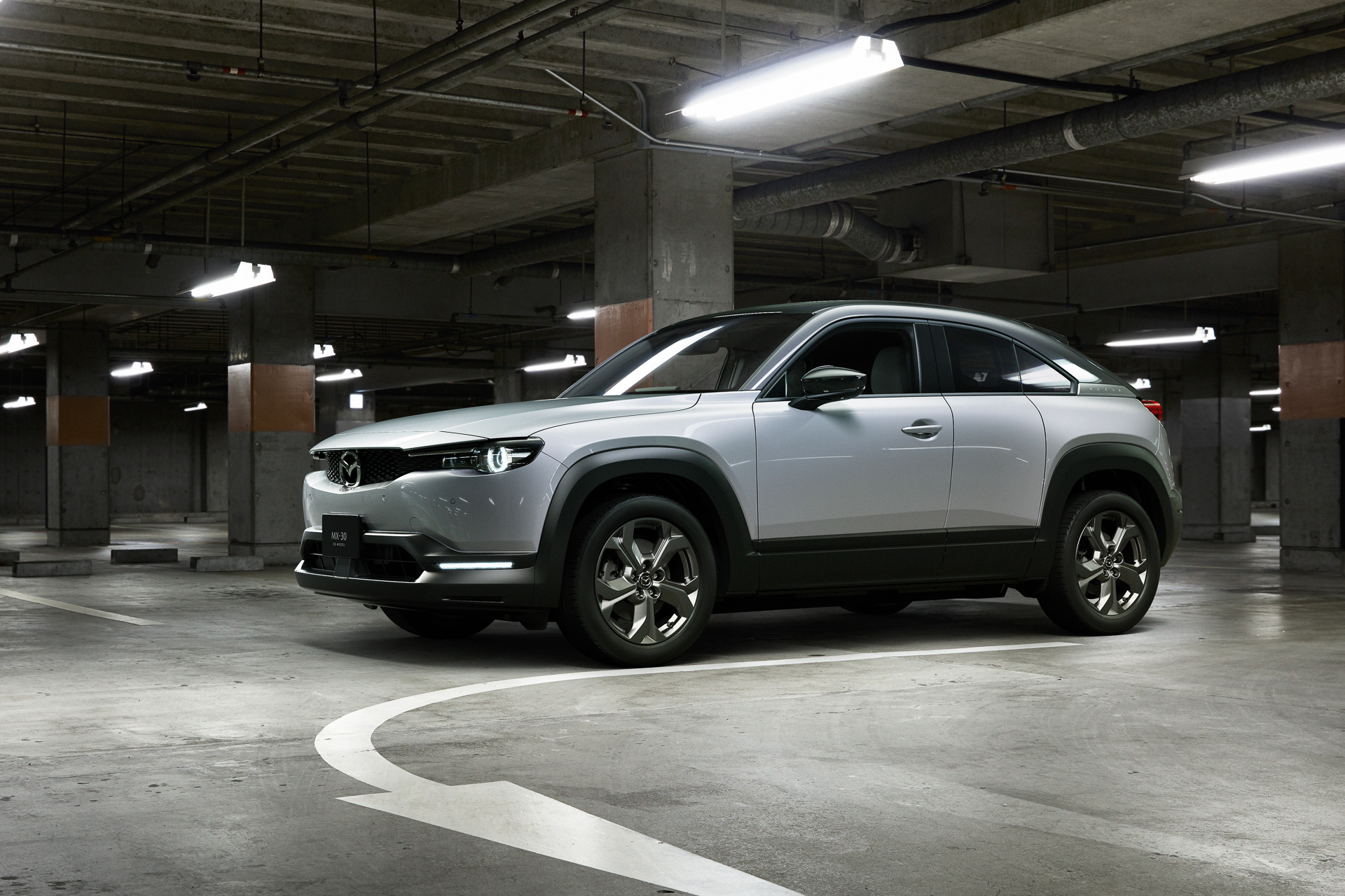 マツダ初のEV「MX-30 EV MODEL」 一充電走行距離256kmで価格451万円