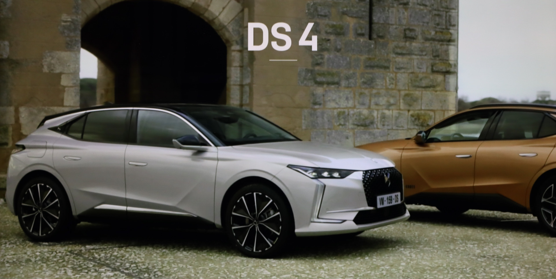 DS、新型フレンチラグジュアリー「DS 4」をオンラインでワールド