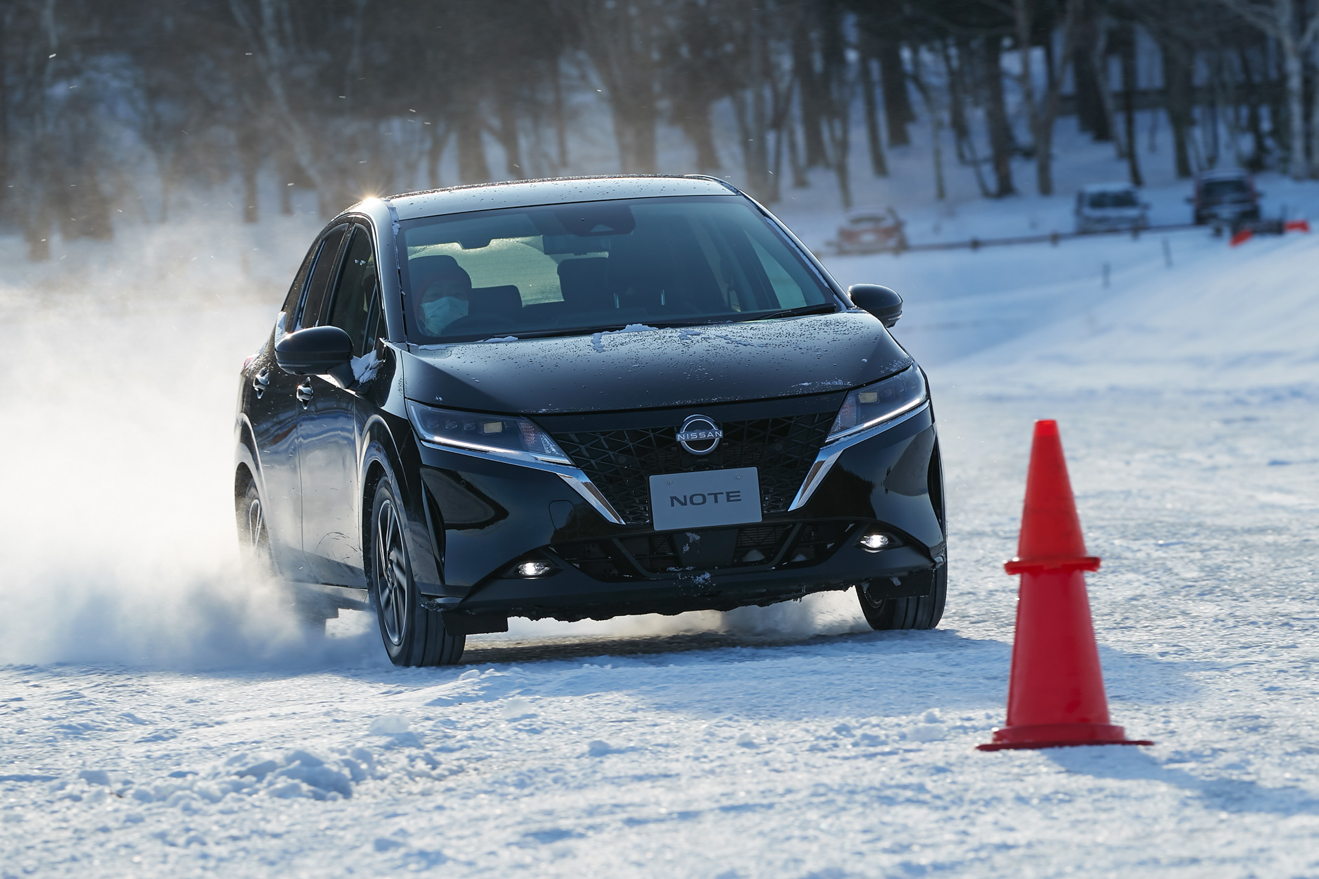 日産、新型「ノート」e-POWER 4WDの雪上走行シーン公開 - Car Watch