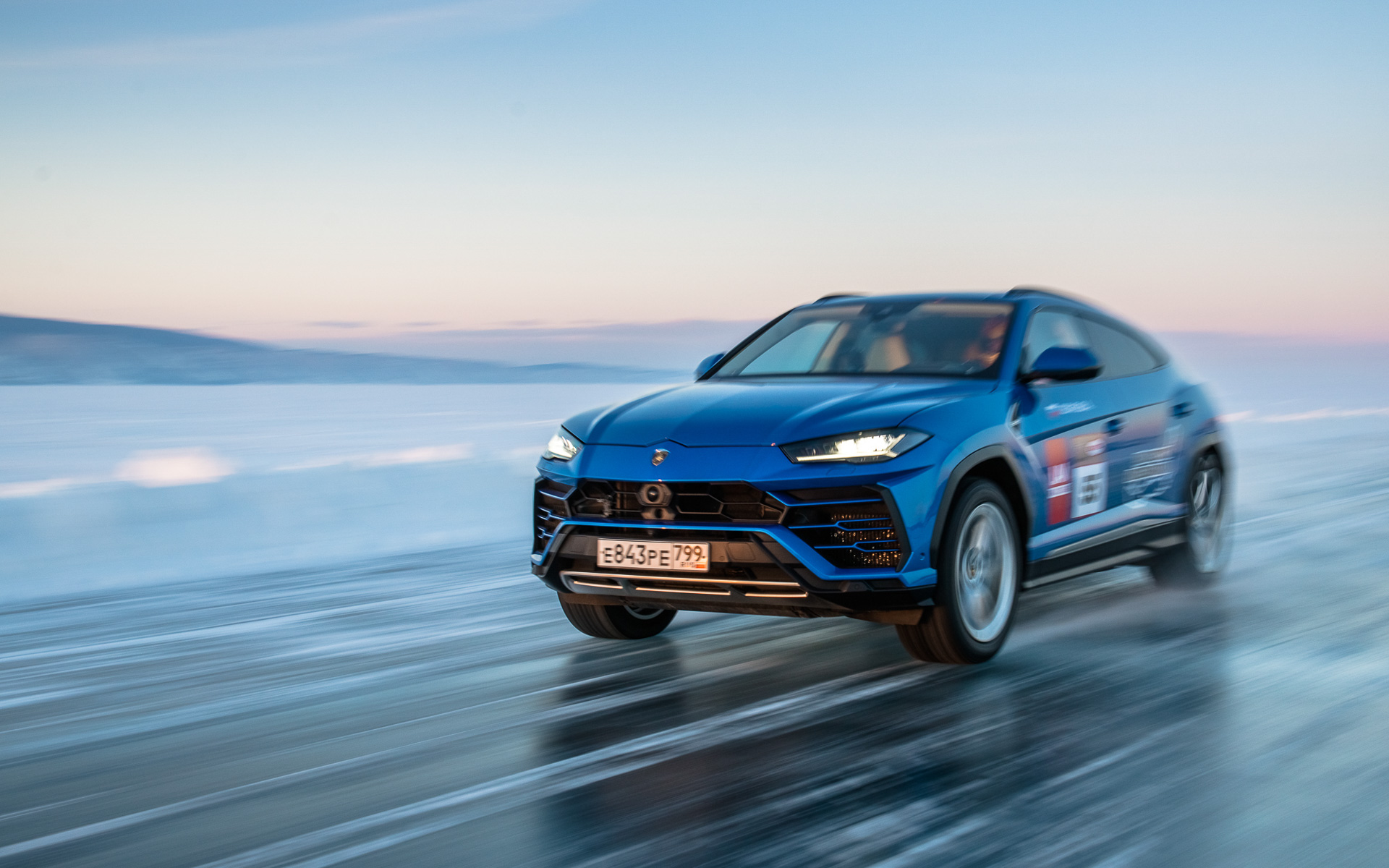 ランボルギーニ、スーパーSUV「ウルス」の氷上最高速298km/hが正式記録