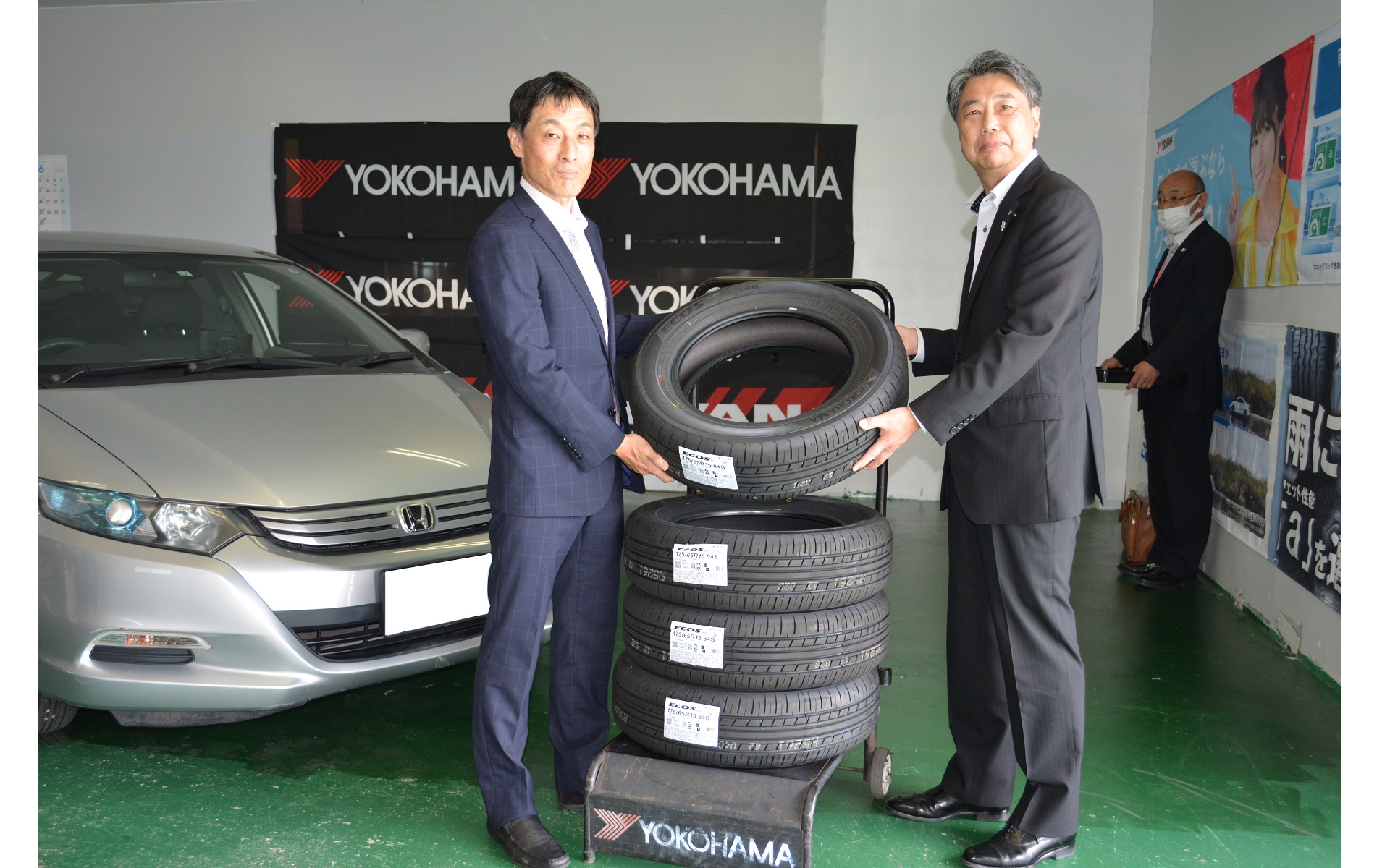 横浜ゴム 新型コロナウイルスワクチン搬送車両用としてタイヤ40本を三重県に寄贈 Car Watch