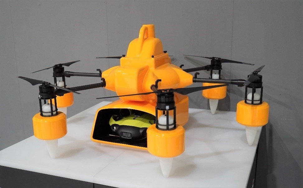 KDDI、世界初「水空合体ドローン」を発表 親機が空を飛び 子機が水に