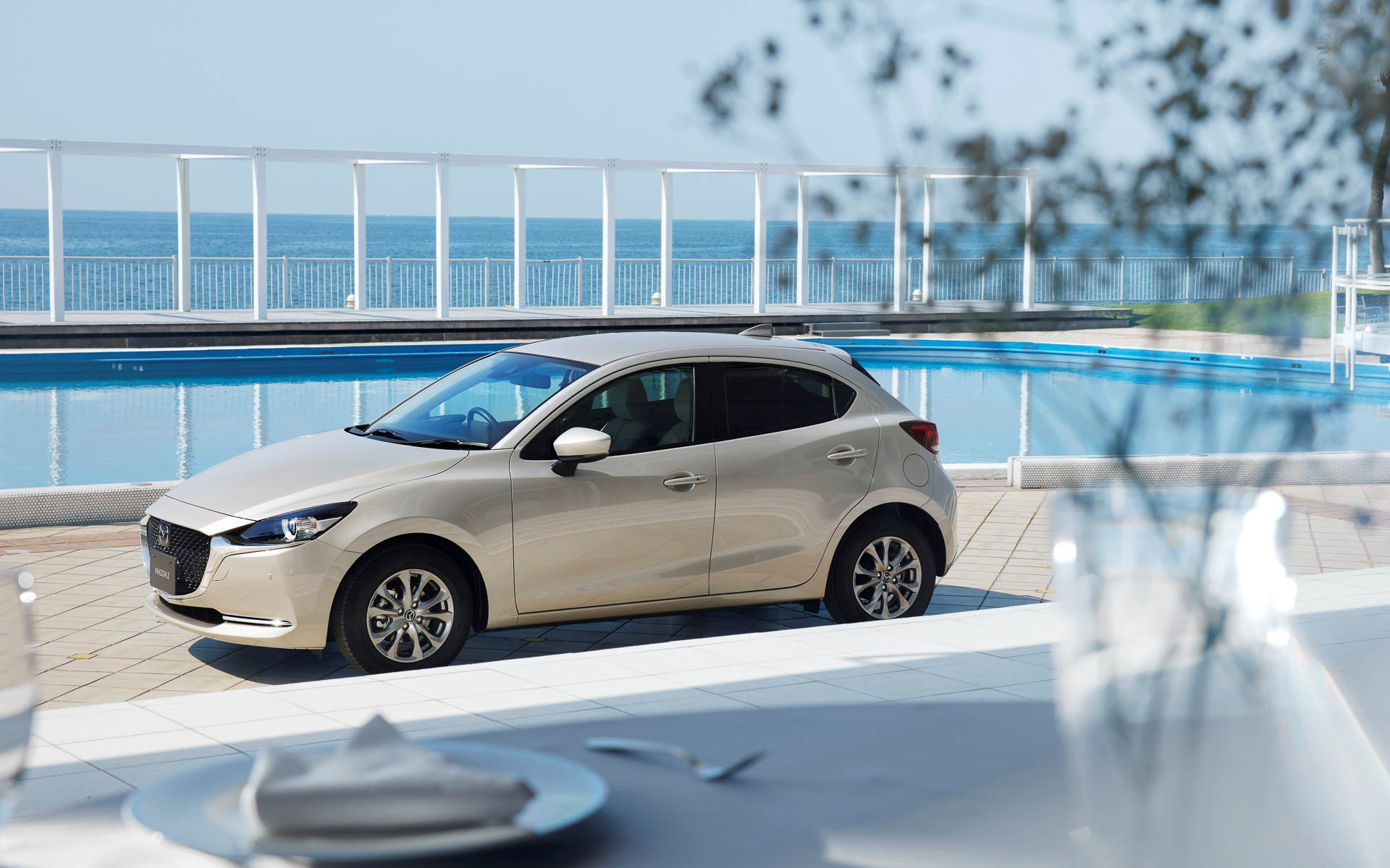 マツダ、「MAZDA2」を商品改良 ガソリンエンジンの圧縮比を高めて燃費