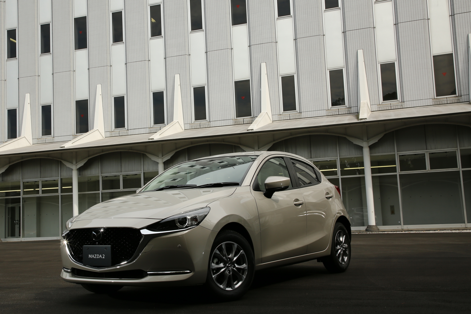 写真で見る マツダ「MAZDA2」特別仕様車「Sunlit Citrus」-Car Watch