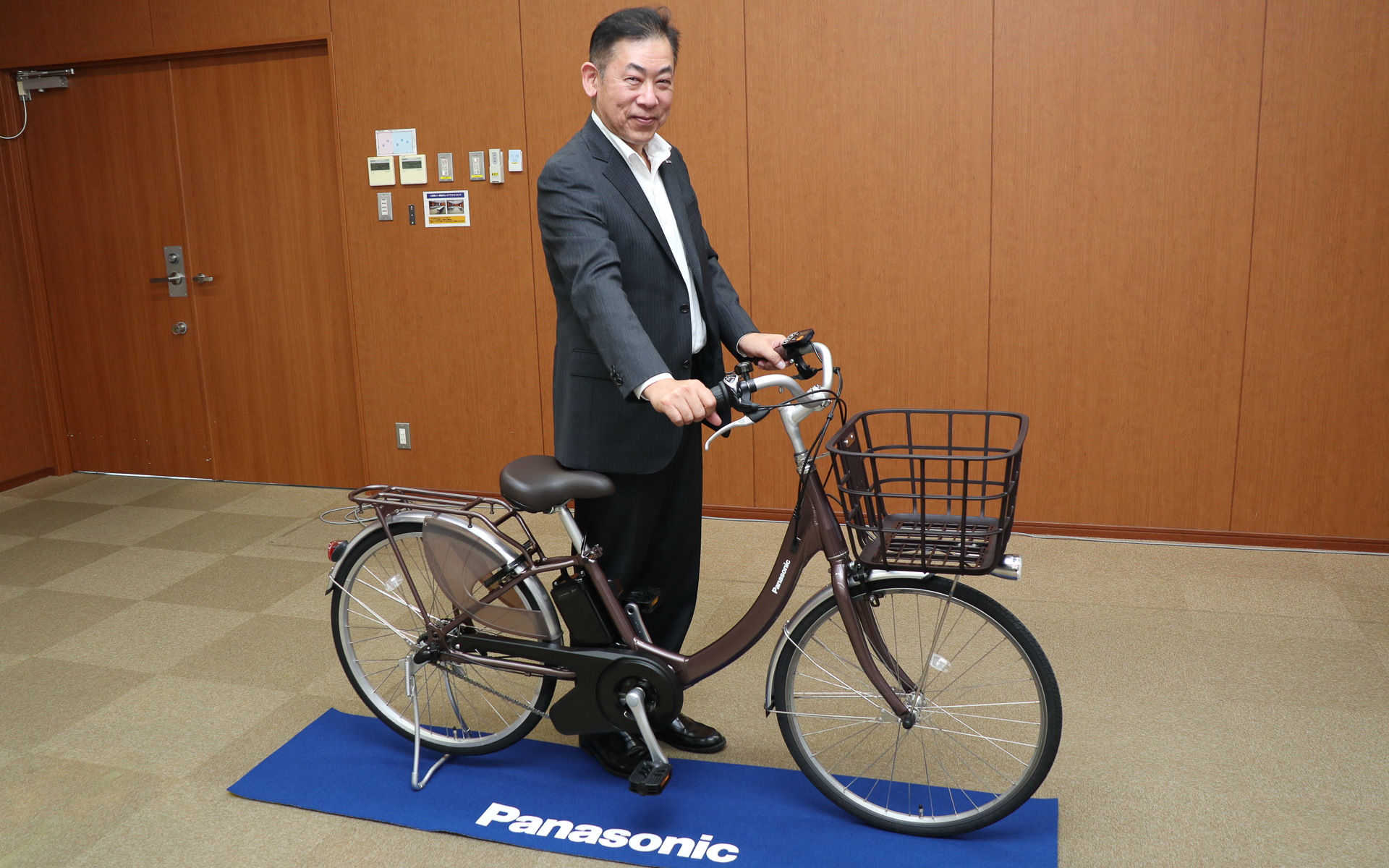 パナソニック、20kgを切る“業界最軽量”の新型電動アシスト自転車「ビビ