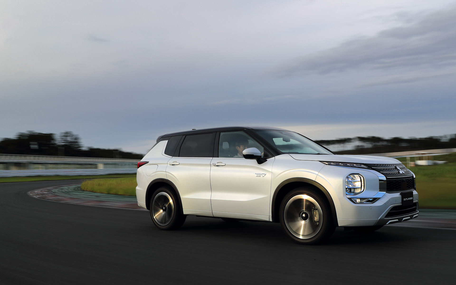 三菱自動車の新型「アウトランダーPHEV」について加藤社長と長岡副社長