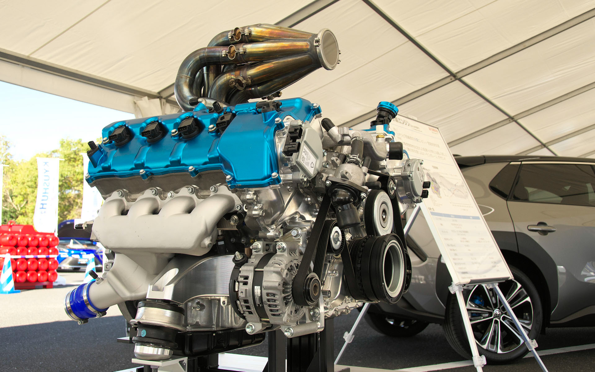 ヤマハ、V型8気筒5.0リッター水素エンジンを世界初公開 8-1集合排気管