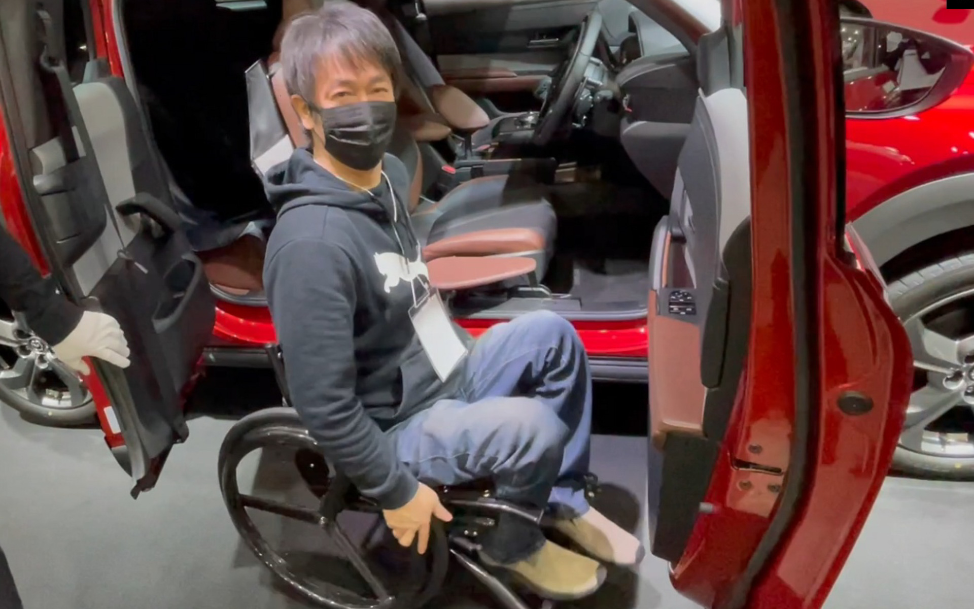 マツダの手動運転装置付車「MX-30 SeDV」を「国際福祉機器展 H.C.R.