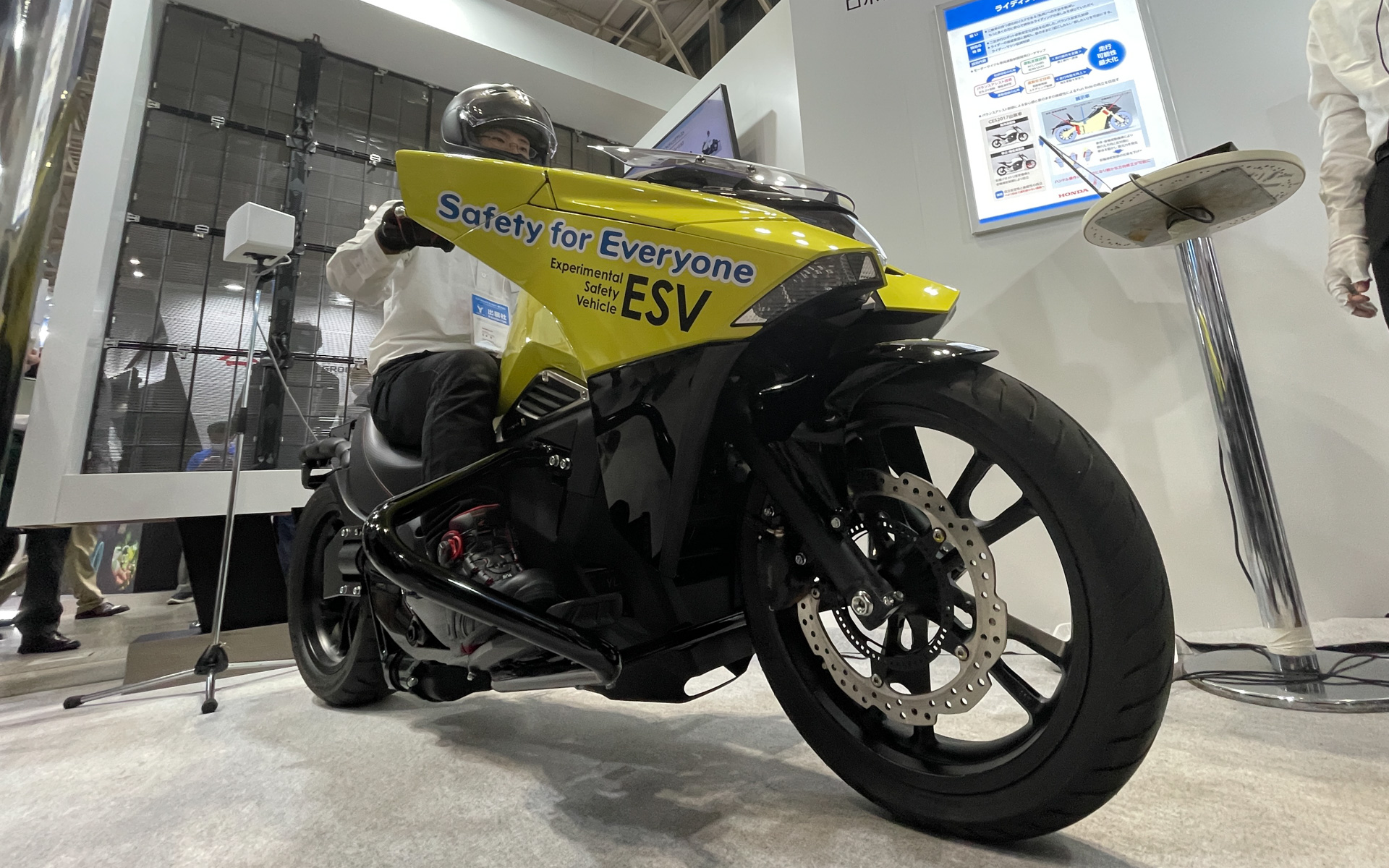 ホンダ さらに進化した 自立するバイク を一般公開 人とくるまのテクノロジー展22 Yokohama で二輪姿勢制御技術 ライディングアシスト を紹介 Car Watch