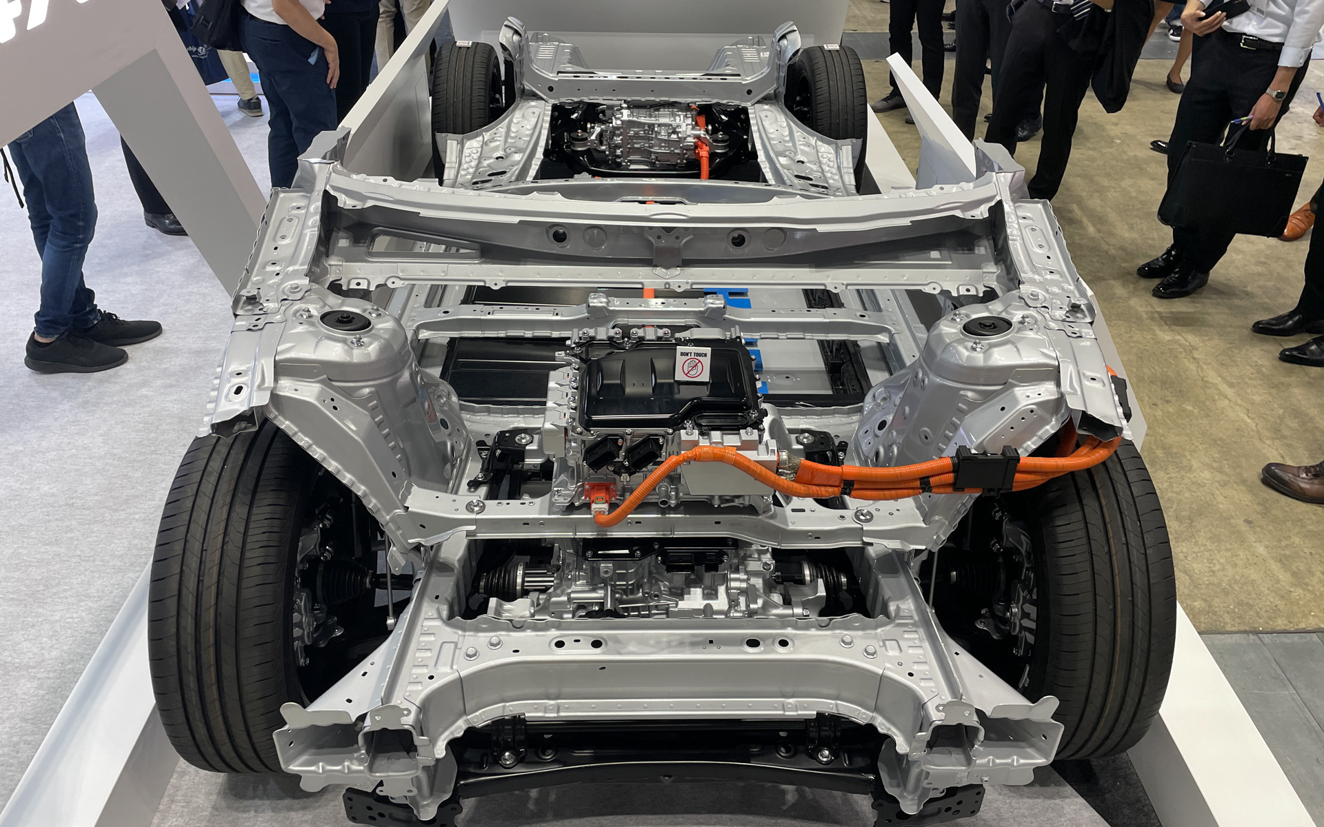 トヨタ、新型「bZ4X」のバッテリEVシステムを「人とくるまの