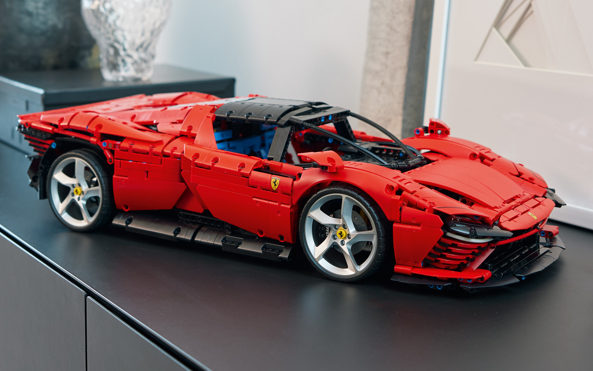 レゴ、「フェラーリ デイトナSP3」 V12エンジンやエレガントなデザイン