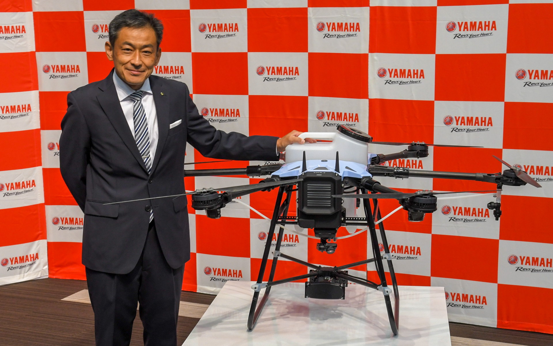 ヤマハ発動機、自動飛行機能標準搭載の国産ドローン「YMR-II」 価格185