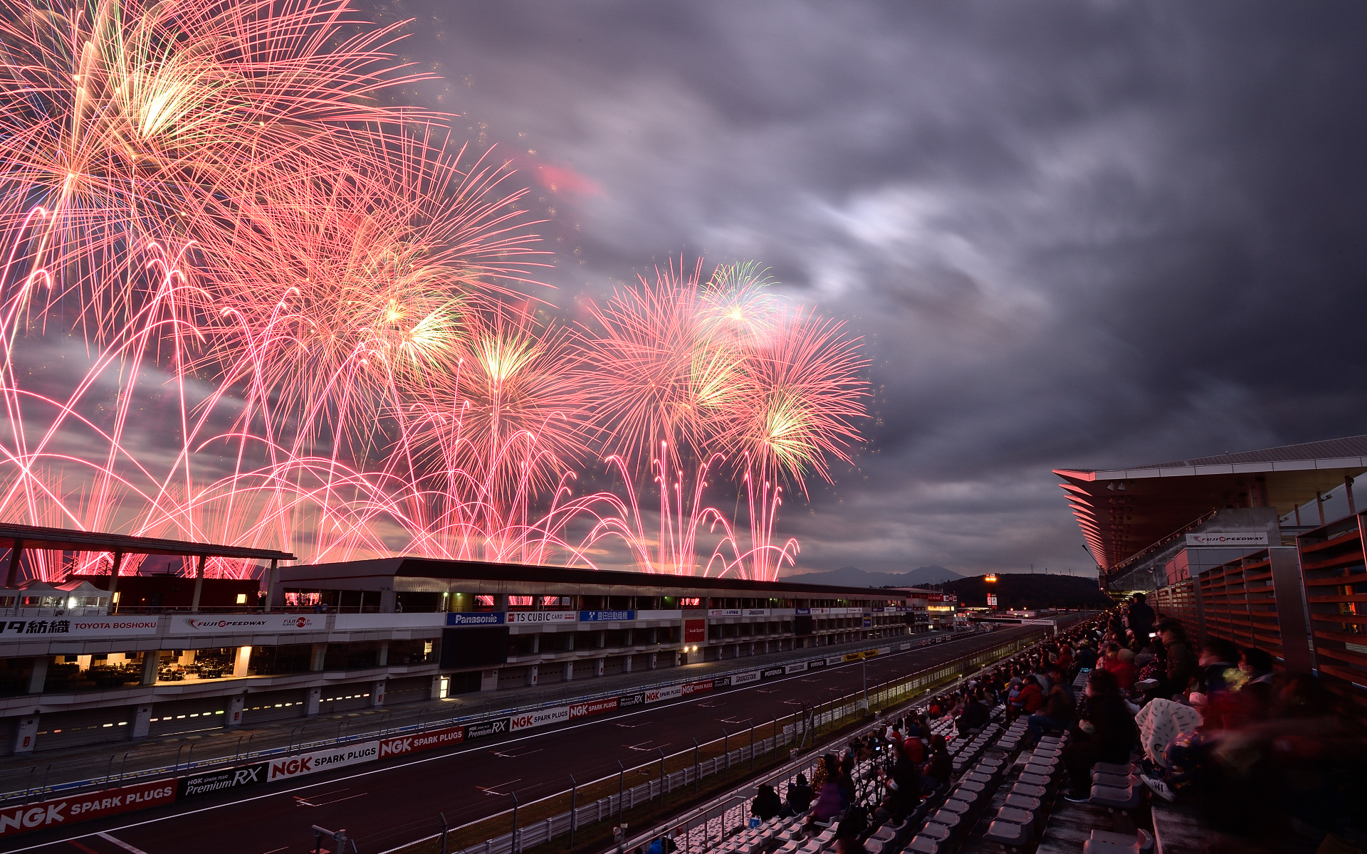 花火とモータースポーツが華麗に融合！ 「富士モータースポーツフォレスト Fireworks by 富士山花火 2022」開催 - Car Watch