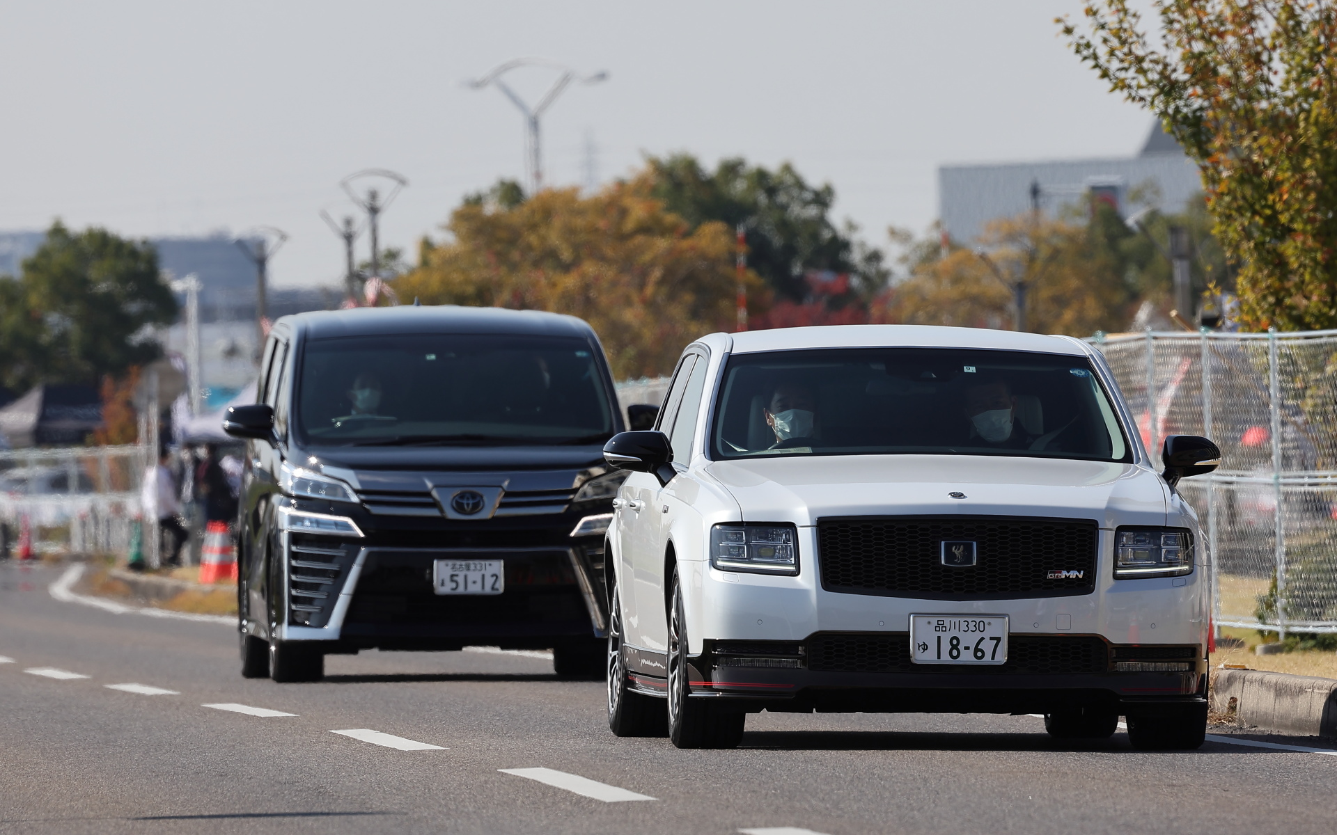 白いハイブリッドの センチュリーgrmn でリエゾン区間を巡る豊田章男社長 ショーファーカーに込めた思い Car Watch