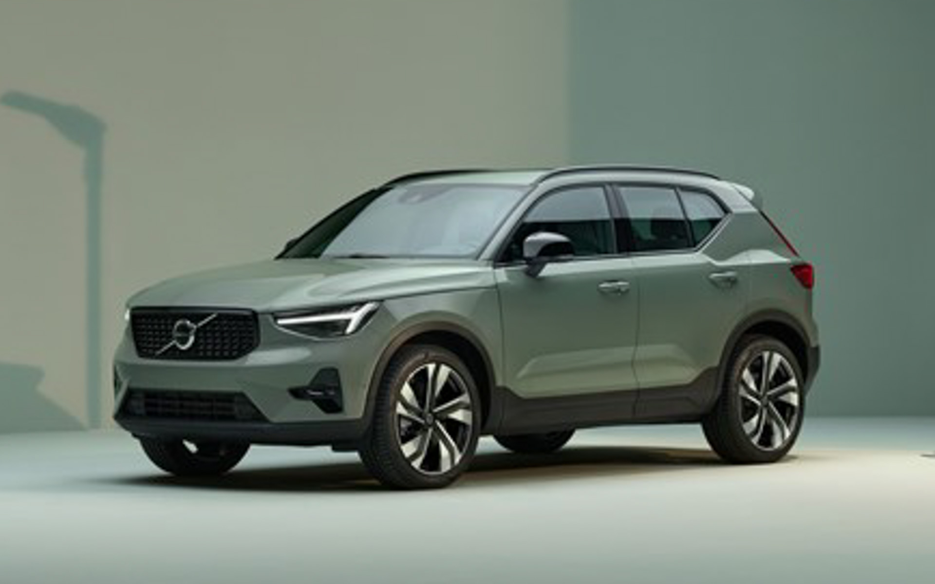 ボルボ、プレミアムコンパクトSUV「XC40」がIIHSの新基準衝突テストで最高レベルの安全評価を獲得 - Car Watch