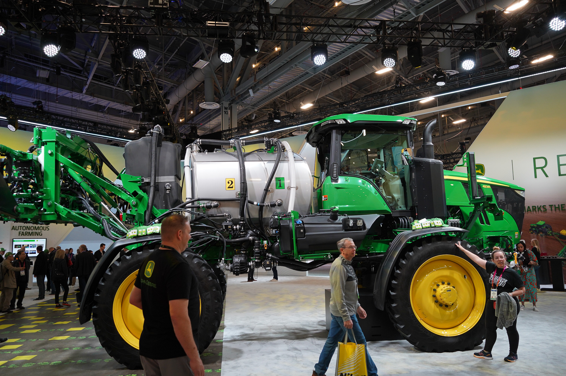 ジョンディア、自動運転トラクターやAIによる農業効率化を「CES2023