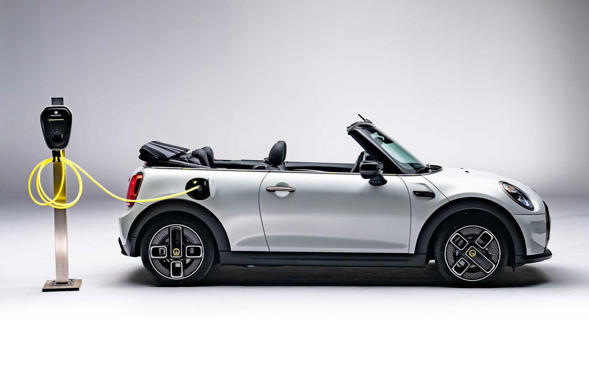 MINI、限定999台のオープンバッテリEV「クーパー SE