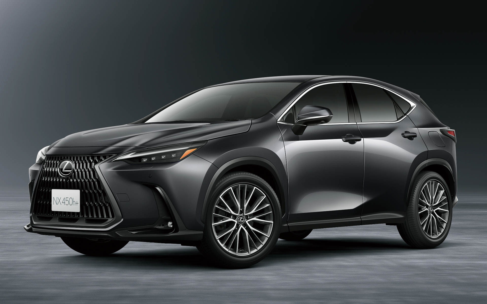 レクサス、「NX」の注文を再開 一部改良で操縦安定性と乗り心地を向上